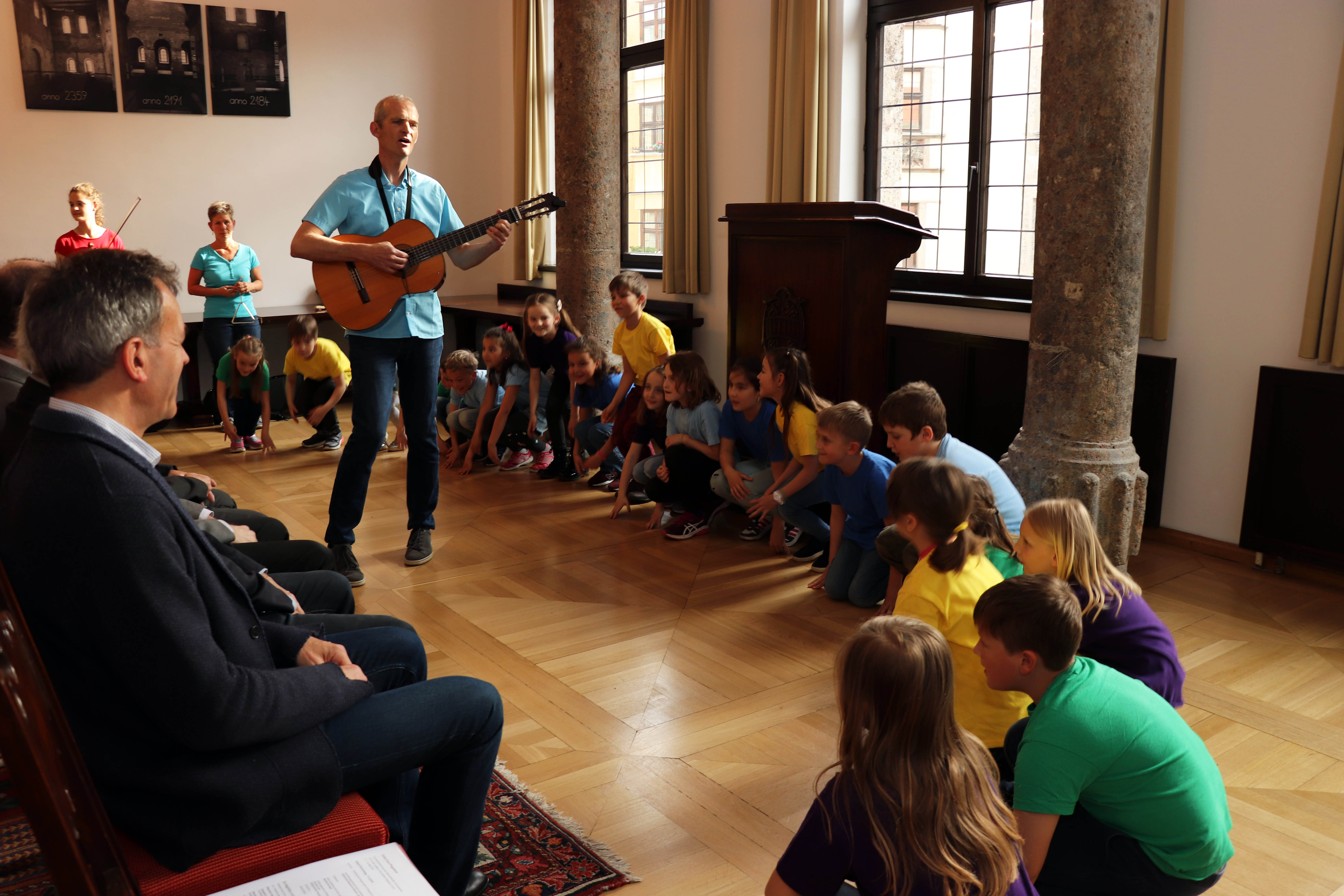 Von 17. bis 19. Mai 2019 ging die Generalversammlung des Österreichischen Chorverbandes mit dem 70 Jahr-Jubiläum des Chorverbandes Österreich in Innsbruck über die Bühne. Eröffnet wurde die Veranstaltung mit einem Empfang bei Bürgermeister Georg Willi im Bürgersaal im Historischen Rathaus. Daran nahmen neben Manfred Duringer (Landesobmann des Tiroler Sängerbundes) und Karl-Gerhard Straßl (Präsident des Chorverbandes Österreich) auch weitere VertreterInnen des Chorverbands Österreich, der Dachverbände der Bundesländer sowie des Tiroler Sängerbundes teil. Musikalisch umrahmt wurde das Zusammenkommen vom „Spatzenhaufen“, dem Kinderchor der Volksschule Steinach am Brenner, unter der Leitung von Stefan Auer.