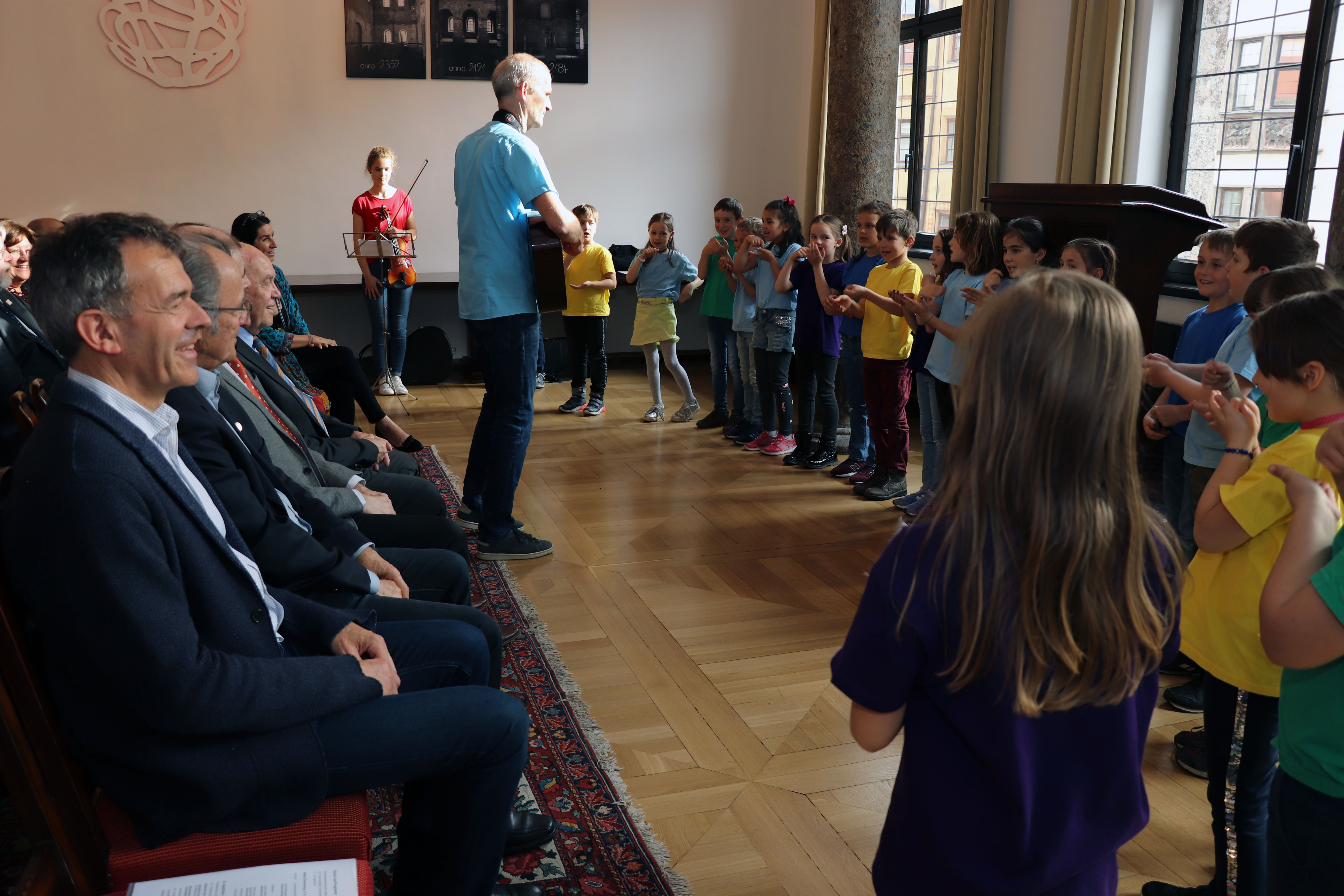 Von 17. bis 19. Mai 2019 ging die Generalversammlung des Österreichischen Chorverbandes mit dem 70 Jahr-Jubiläum des Chorverbandes Österreich in Innsbruck über die Bühne. Eröffnet wurde die Veranstaltung mit einem Empfang bei Bürgermeister Georg Willi im Bürgersaal im Historischen Rathaus. Daran nahmen neben Manfred Duringer (Landesobmann des Tiroler Sängerbundes) und Karl-Gerhard Straßl (Präsident des Chorverbandes Österreich) auch weitere VertreterInnen des Chorverbands Österreich, der Dachverbände der Bundesländer sowie des Tiroler Sängerbundes teil. Musikalisch umrahmt wurde das Zusammenkommen vom „Spatzenhaufen“, dem Kinderchor der Volksschule Steinach am Brenner, unter der Leitung von Stefan Auer.