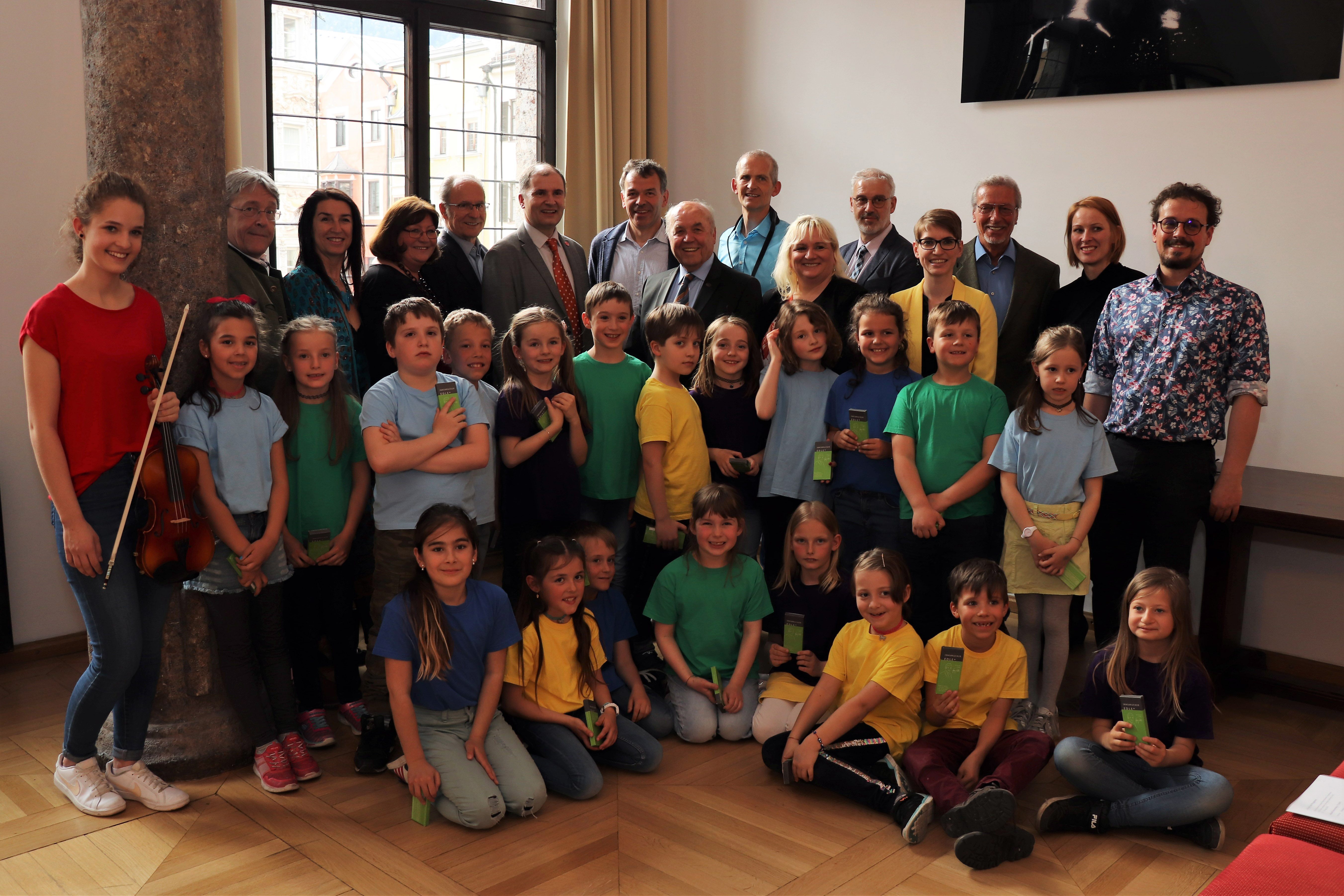 Von 17. bis 19. Mai 2019 ging die Generalversammlung des Österreichischen Chorverbandes mit dem 70 Jahr-Jubiläum des Chorverbandes Österreich in Innsbruck über die Bühne. Eröffnet wurde die Veranstaltung mit einem Empfang bei Bürgermeister Georg Willi im Bürgersaal im Historischen Rathaus. Daran nahmen neben Manfred Duringer (Landesobmann des Tiroler Sängerbundes) und Karl-Gerhard Straßl (Präsident des Chorverbandes Österreich) auch weitere VertreterInnen des Chorverbands Österreich, der Dachverbände der Bundesländer sowie des Tiroler Sängerbundes teil. Musikalisch umrahmt wurde das Zusammenkommen vom „Spatzenhaufen“, dem Kinderchor der Volksschule Steinach am Brenner, unter der Leitung von Stefan Auer.