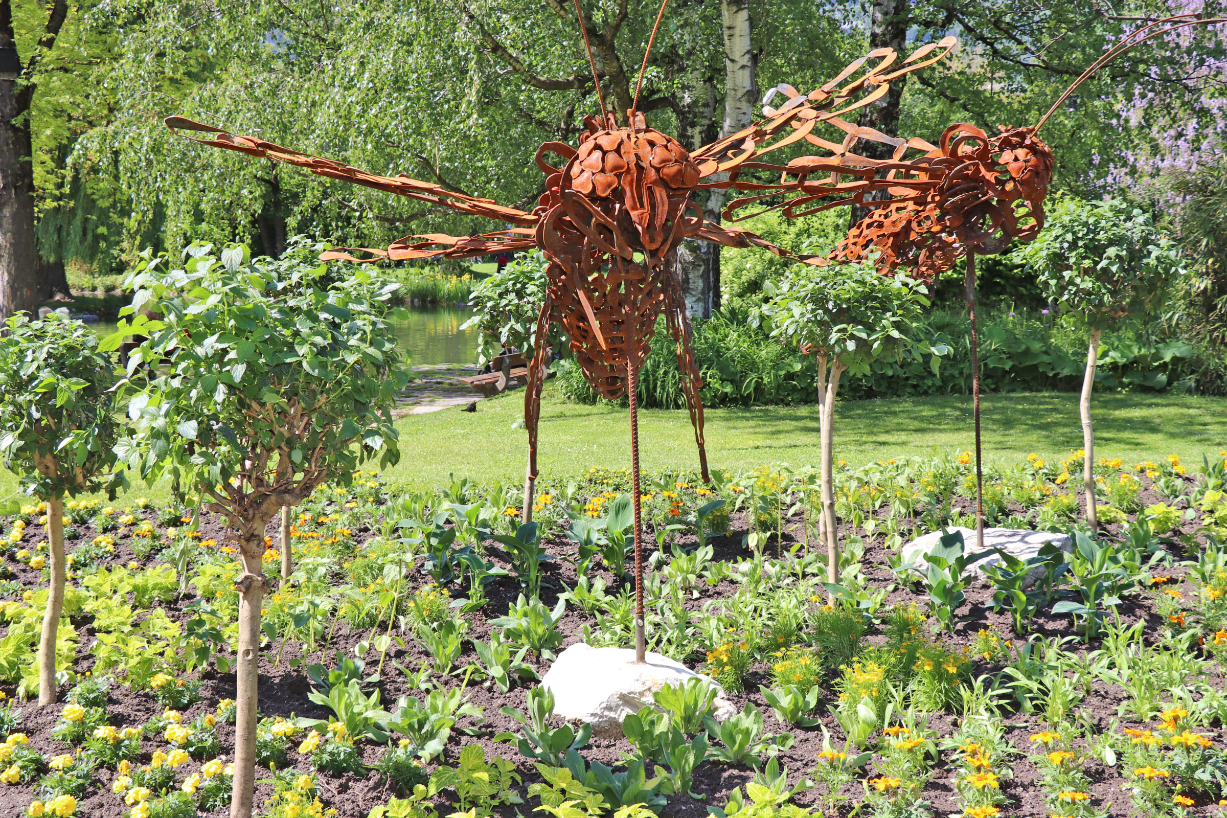 In schön dekorierte Grünflächen wurden die beiden Bienen-Skulpturen im Park aufgestellt.