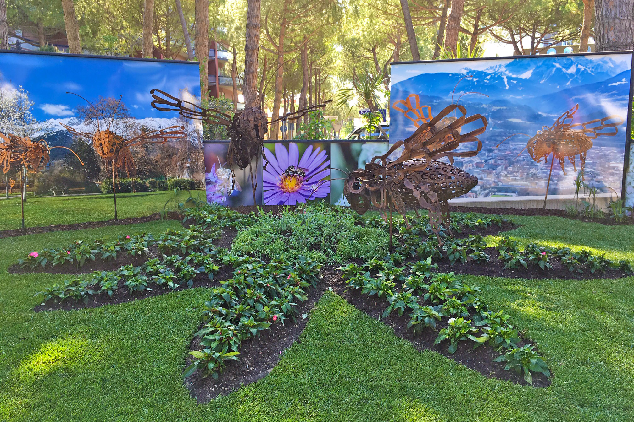 Wie die Jahre zuvor nimmt die Stadt Innsbruck am internationalen Blumenfestival im italienischen Badeort Cervia teil. Das Amt für Grünanlagen wählte sich die "Biene" als Thema.