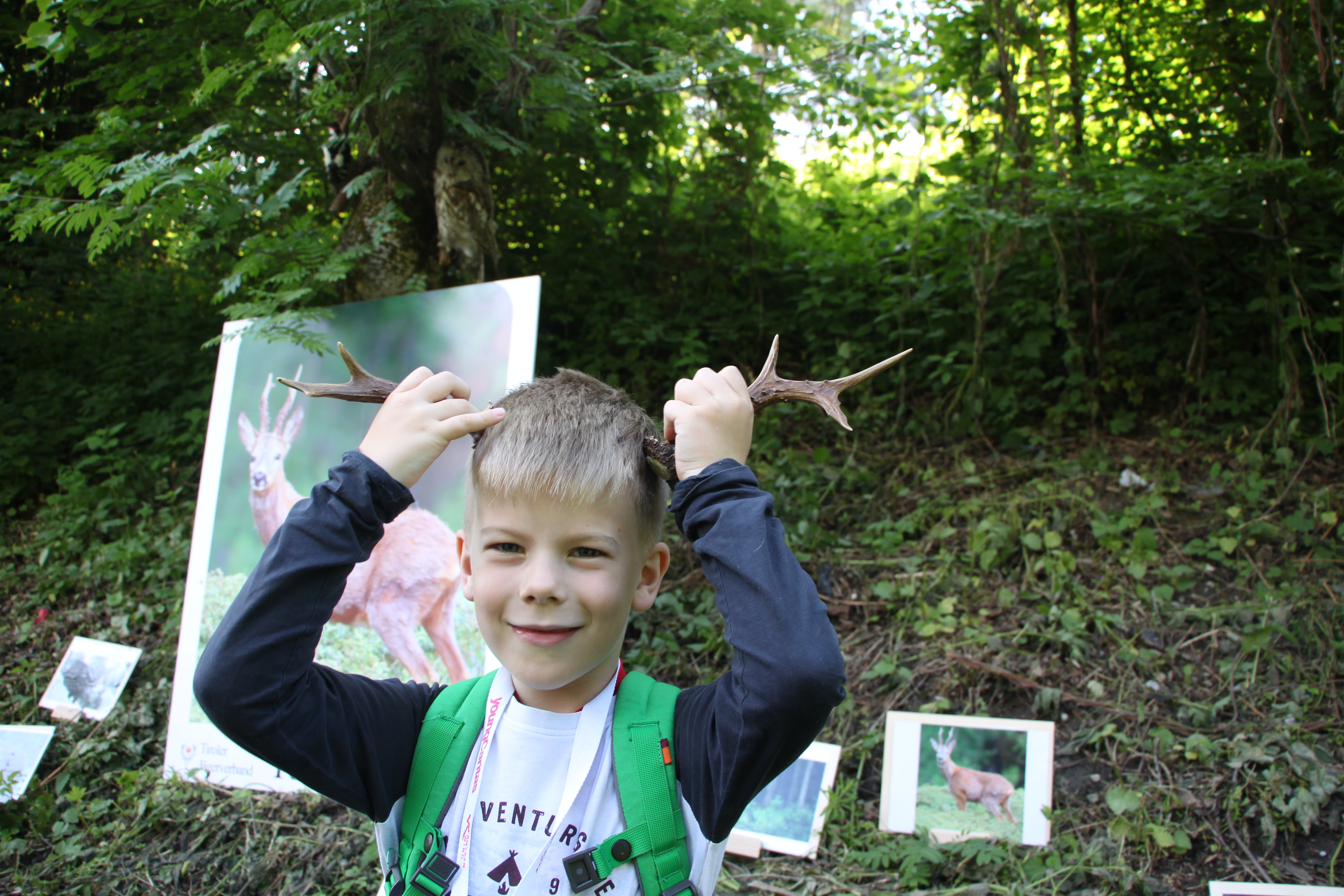 Eine Waldführung der besonderen Art unternahmen im Mai Kinder und Jugendliche der Schule am Inn. Im Rahmen des Waldprojektes „Erde“ brachen 53 SchülerInnen sowie 25 Begleitpersonen und LehrerInnen – angeführt von den Waldpädagogen des Innsbrucker Forstamtes – auf eine Entdeckungsreise mit allen Sinnen in den Auwald beim Baggersee auf. Mit fachlicher Unterstützung pflanzten die Kinder dabei auch Christbäume für die Zukunft.