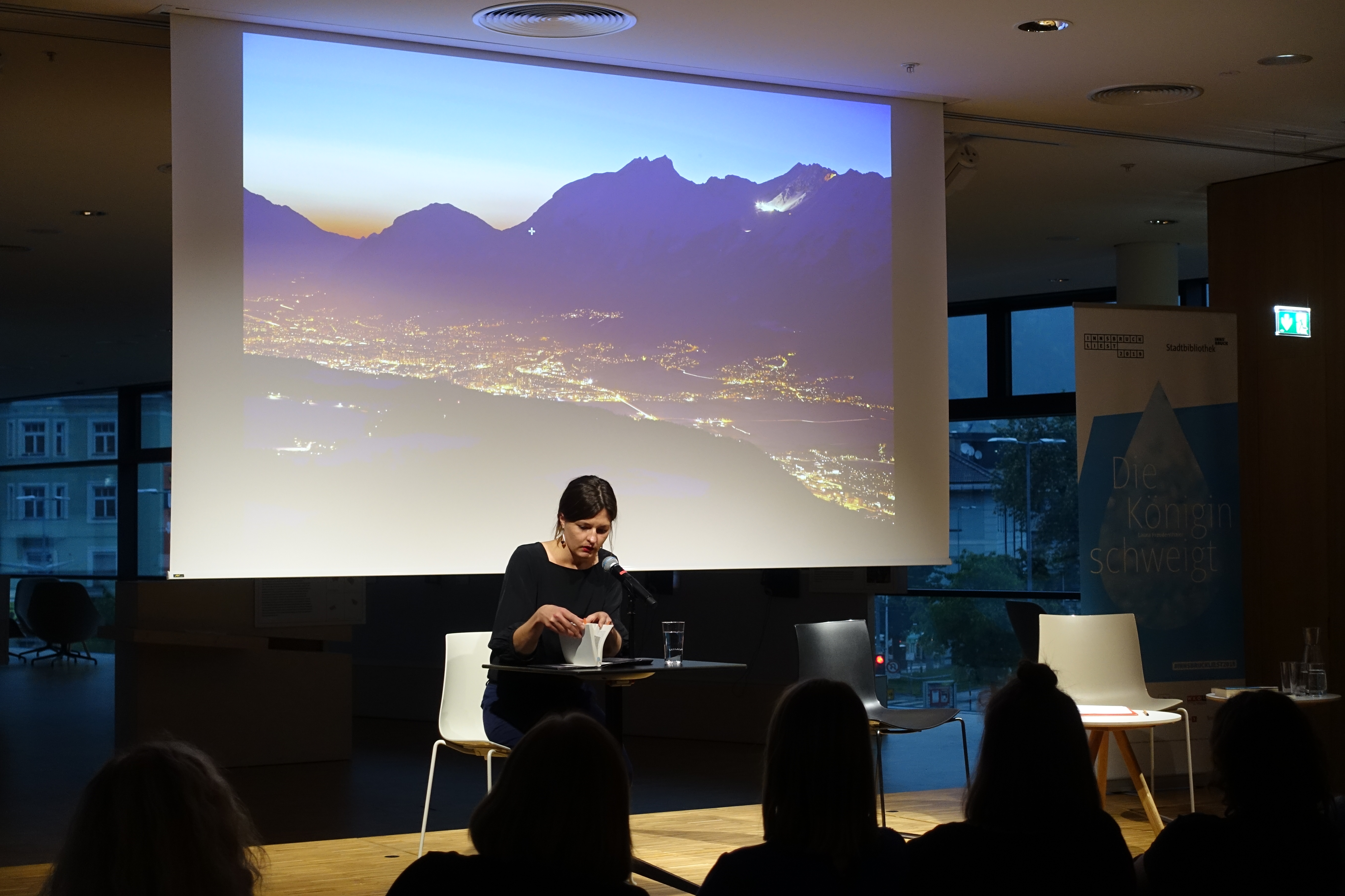 Die städtische Leseaktion "Innsbruck liest 2019" fand am 28. Mai ihren krönenden Abschluss: Die ehemaligen "Innsbruck liest"-Autorinnen Didi Drobna (2016, 2. v.l.) und Dimitré Dinev (2006, 1. v.r.) erzählten von ihren persönlichen Erinnerungen an Innsbruck und lasen aus ihren aktuellen Werken. Die heurige "Innsbruck liest"-Autorin Laura Freudenthaler ("Die Königin schweigt", 1. v.l.) las aus ihrem neuen Roman "Geistergeschichte", der kürzlich mit dem Literaturpreis der Europäischen Uniion ausgezeichnet wurde. Im Bild mit Moderatorin Anna Rottensteiner (Literaturhaus am Inn, 2. v.r.).