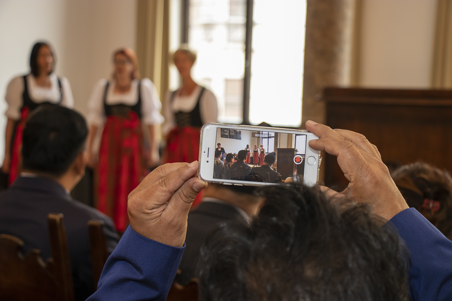 Eine Delegation aus Nepal nutzte diese Woche im Anschluss an ihre Teilnahme bei der Klimakonferenz "R20 Austrian World Summit" in Wien die Gelegenheit, die Stadt Innsbruck zu besuchen. Bürgermeister Georg Willi empfing die Gäste im Bürgersaal des Historischen Rathauses. Der Delegation gehörten unter anderem auch der nepalesische Vizepräsident Nanda Bahadur Pun (7. v. l.), Umweltminister Shakti Bahadur Basnet (5. v. l.)  sowie der nepalesische Botschafter in Österreich, H.E. Prakash Kumar Suvedi (4. v. r.) an. Bergsteigerlegende und Nepal-Experte Wolfgang Nairz (3. v. r.: Obmann Nepalhilfe Tirol) nutzte ebenfalls die Gelegenheit, beim Treffern anwesend zu sein. Das Musik-Trio "Dreiklang" aus dem Tiroler Unterland untermalte den Besuch mit folkloristischer Musik. Im Rahmen des Besuches in der Tiroler Landeshauptstadt findet anlässlich des "International Everest Day" im Haus der Musik Innsbruck ein Fest-Vortrag von Bergsteigerlegende Prof. Peter Habeler statt.