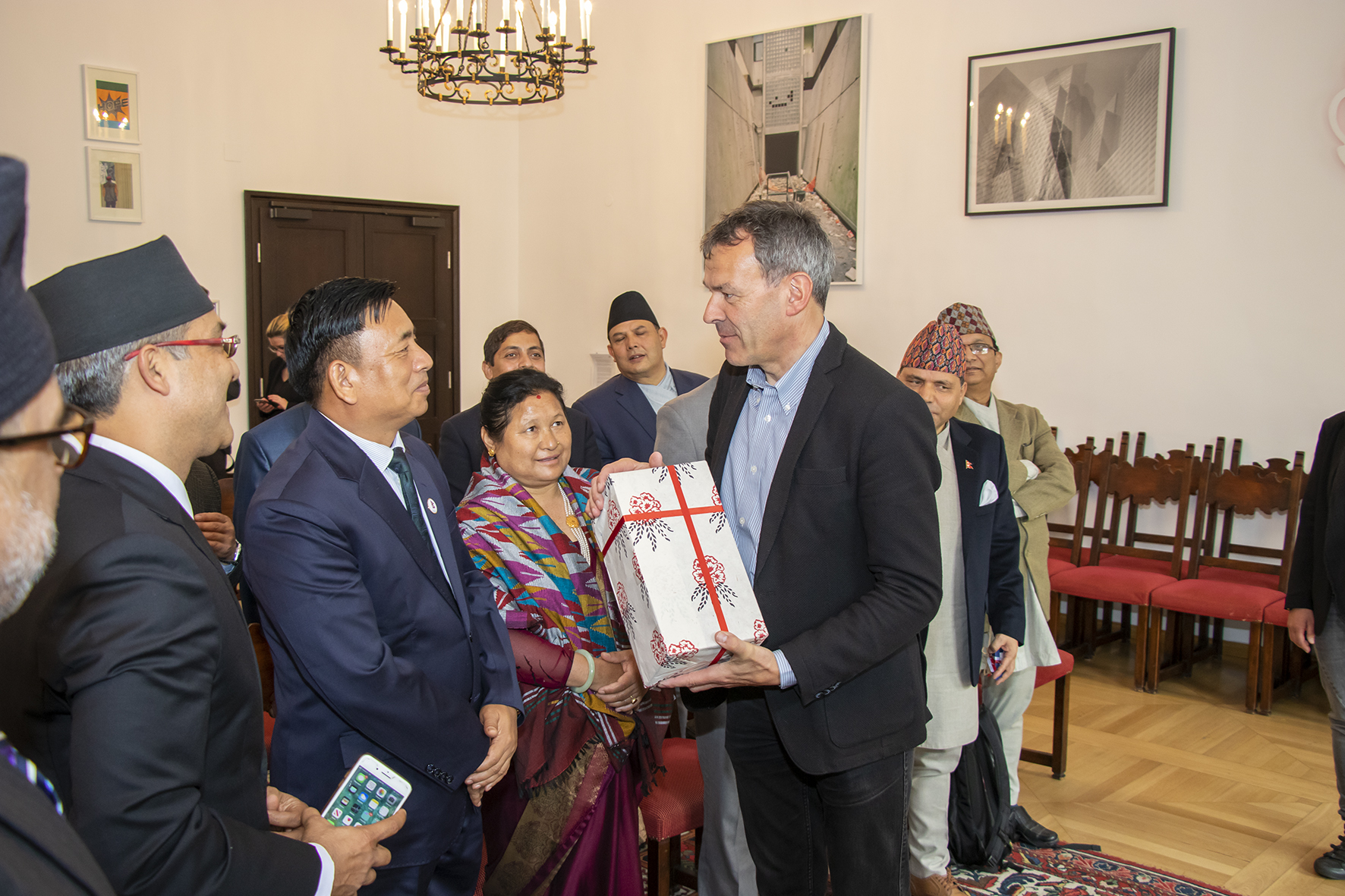 Eine Delegation aus Nepal nutzte diese Woche im Anschluss an ihre Teilnahme bei der Klimakonferenz "R20 Austrian World Summit" in Wien die Gelegenheit, die Stadt Innsbruck zu besuchen. Bürgermeister Georg Willi empfing die Gäste im Bürgersaal des Historischen Rathauses. Der Delegation gehörten unter anderem auch der nepalesische Vizepräsident Nanda Bahadur Pun (7. v. l.), Umweltminister Shakti Bahadur Basnet (5. v. l.)  sowie der nepalesische Botschafter in Österreich, H.E. Prakash Kumar Suvedi (4. v. r.) an. Bergsteigerlegende und Nepal-Experte Wolfgang Nairz (3. v. r.: Obmann Nepalhilfe Tirol) nutzte ebenfalls die Gelegenheit, beim Treffern anwesend zu sein. Das Musik-Trio "Dreiklang" aus dem Tiroler Unterland untermalte den Besuch mit folkloristischer Musik. Im Rahmen des Besuches in der Tiroler Landeshauptstadt findet anlässlich des "International Everest Day" im Haus der Musik Innsbruck ein Fest-Vortrag von Bergsteigerlegende Prof. Peter Habeler statt.