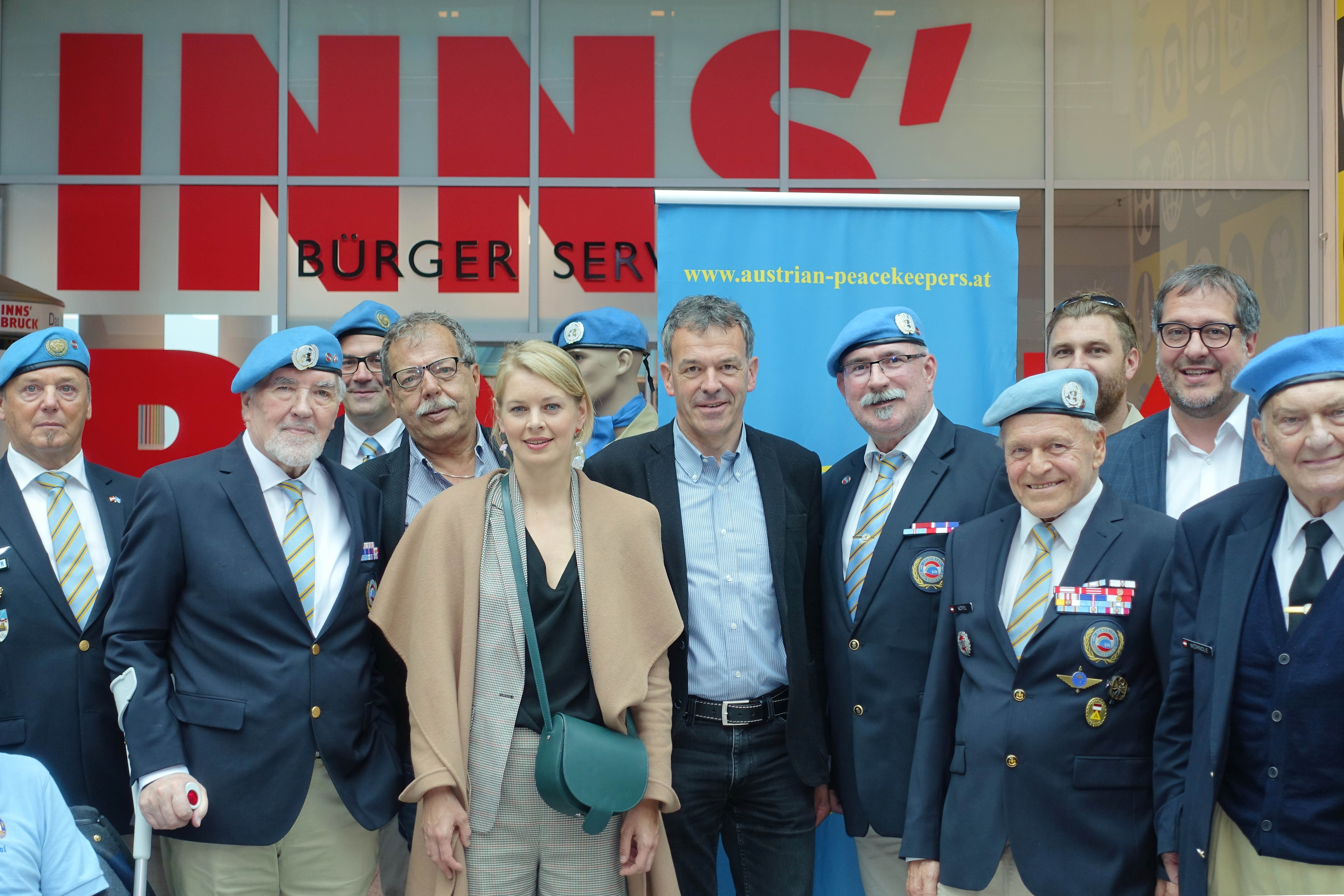 Anlässlich des „Internationalen Tages der Friedenstruppen der Vereinten Nationen“ stattete Gerhard F. Dujmovits, Wachtmeister außer Dienst (Bundesheer) sowie Landesleiter Tirol Vereinigung Österreichischer Peacekeeper mit zahlreichen Mitgliedern Bürgermeister Georg Willi (Mitte), Vizebürgermeister Franz X. Gruber (2.v.r.), Stadträtin Mag.a Elisabeth Mayr (Mitte) und Gemeinderat Gerhard Fritz (4.v.l.) sowie weiteren Gemeinderatsmitgliedern einen Besuch ab. Es war die Initiative von Gerhard Dujmovits, dass der Stadtsenat vor Kurzem beschloss, vier UN-Fahnen anzukaufen und das Innsbrucker Rathaus damit am 29. Mai zu beflaggen. Die Vereinten Nationen ehren an diesem Tag alljährlich die Frauen und Männer, die im Dienst der Friedenssicherung stehen bzw. ihr Leben für den Frieden gelassen haben. Bereits über 110.000 österreichische SoldatInnen haben als „Blauhelme“ an UN-Friedens-Missionen teilgenommen. Die „Vereinigung Österreichischer Peacekeeper“ wurde am 14. Dezember 1995 gegründet. 180 Mitglieder zählt der Verein in Tirol, österreichweit sind es ca. 2.000. Der Verein besteht aus SoldatInnen, PolizistInnen und ZivilistInnen, die im Ausland bei Friedenseinsätzen mitgewirkt haben. Ein wesentliches Ziel der „Peacekeeper“ ist, alle Maßnahmen zur Erhaltung von Frieden und Menschenrechten zu unterstützen und zu fördern.
