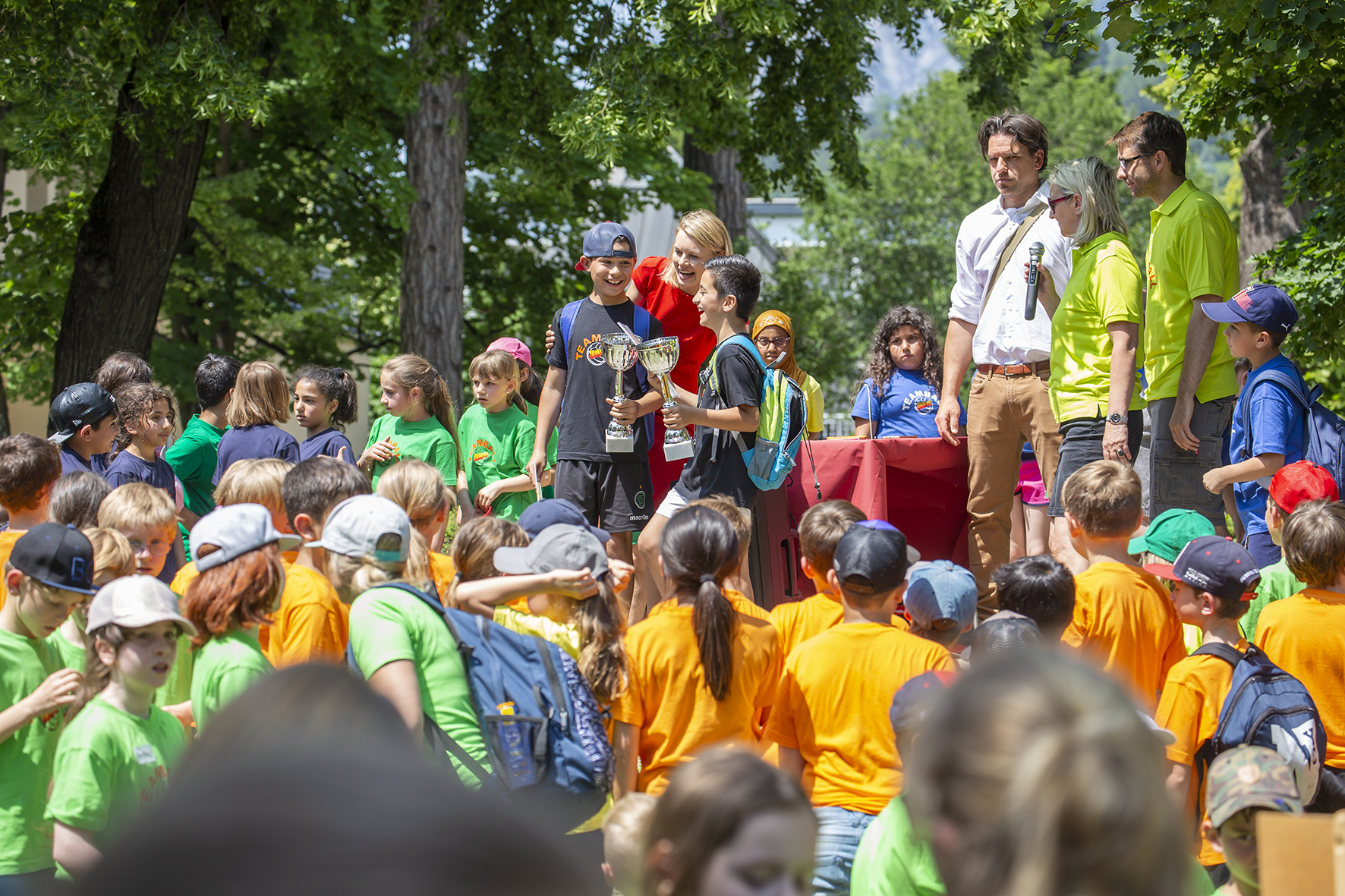 Stadträtin Elisabeth Mayr überreichte dem glücklichen GewinnerInnen-Team „Black Panther“ der Partnerklassen der Volksschulen Allerheiligen und Mariahilf die beiden Siegerpokale.
