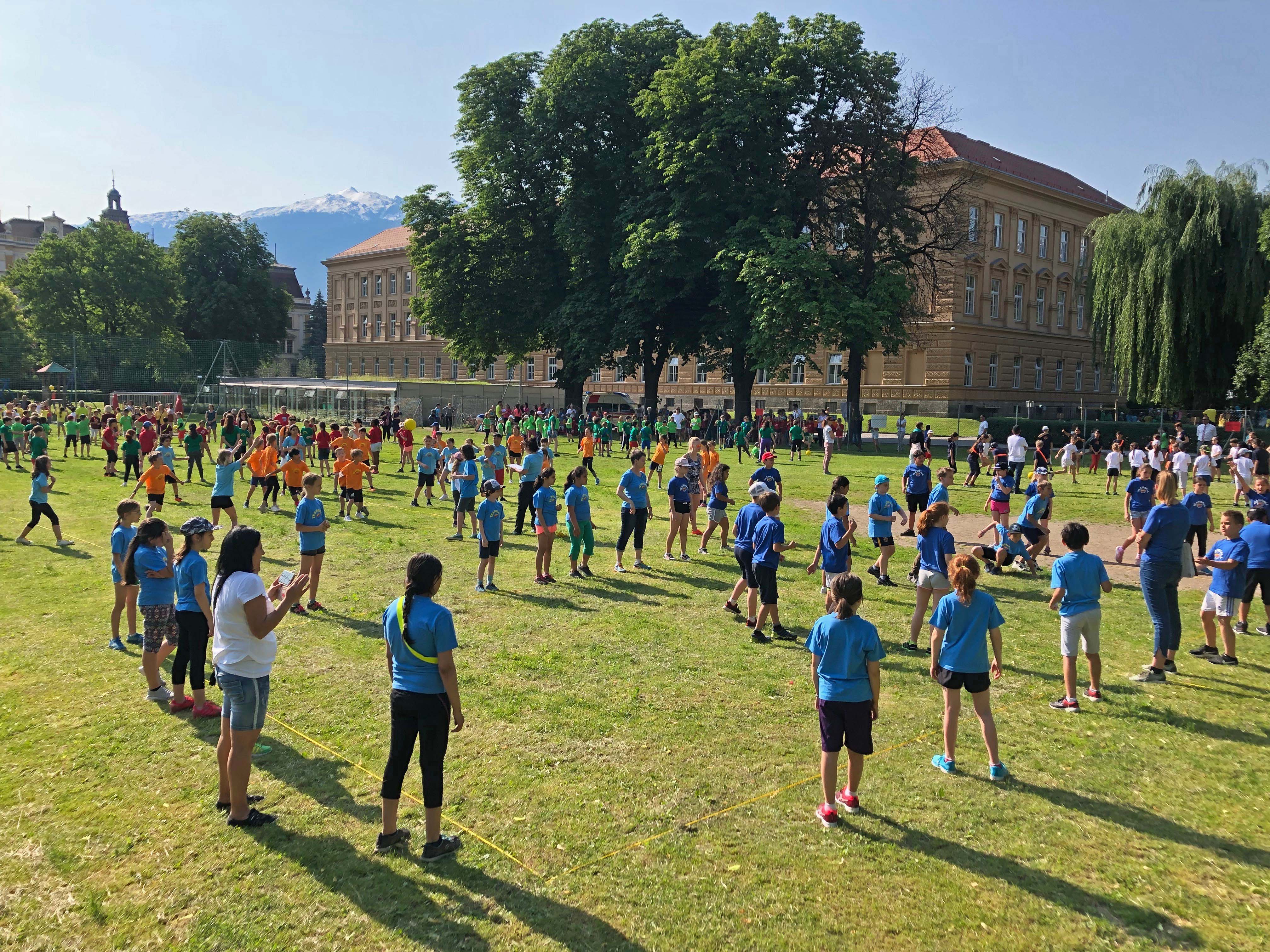 Mehr als 500 SchülerInnen aus 14 Innsbrucker Volksschulen nahmen am 9. Teamball-Abschlussturnier teil.