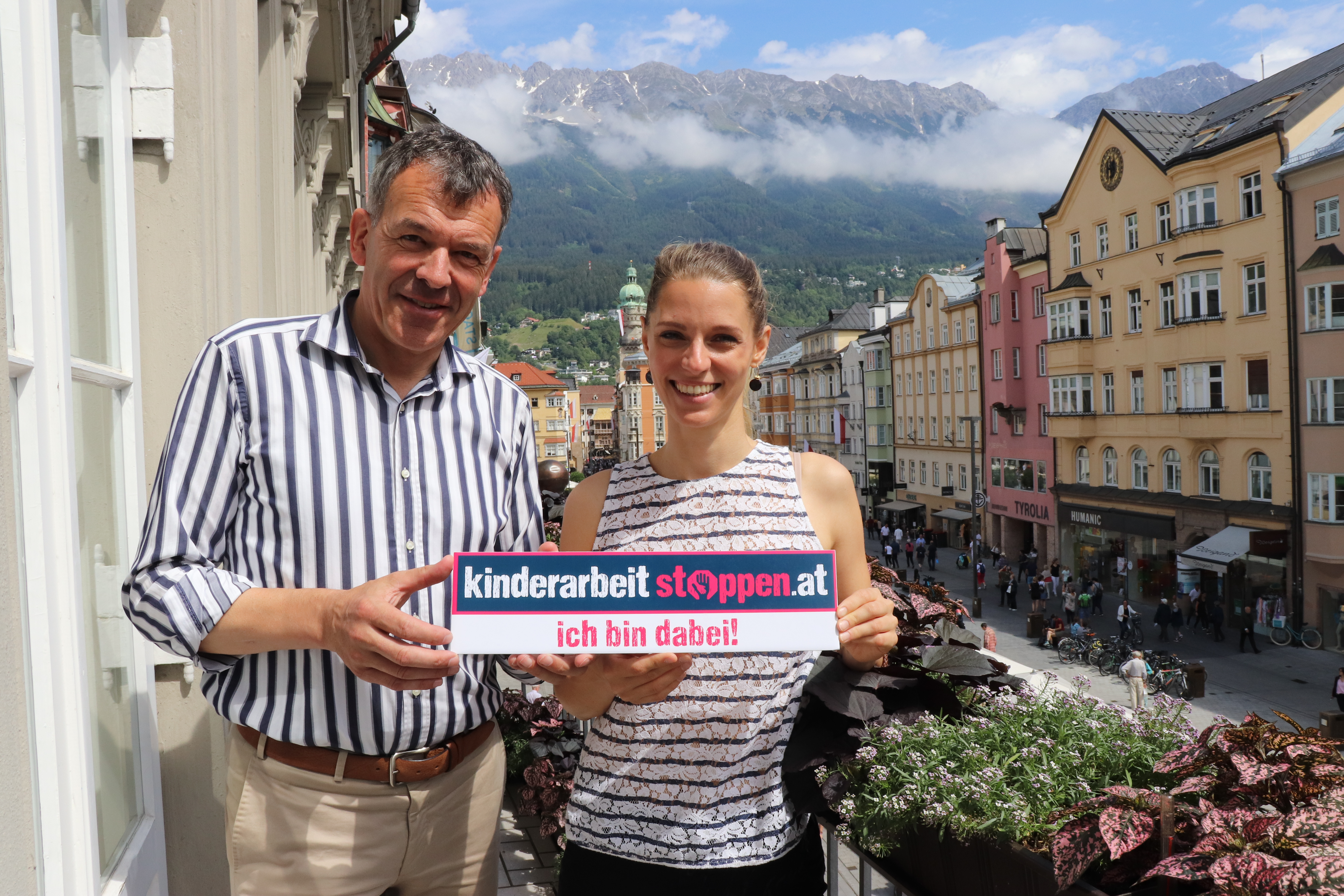 Mit der Aktion "kinderarbeitstoppen.at - gemeinsam gegen ausbeuterische Kinderarbeit" macht das Hilfswerk der Katholischen Jungschar im Rahmen ihrer aktuellen Dreikönigsaktion auf die Notwendigkeit des bewussteren Einkaufens aufmerksam. Besonders bei Textilien, Gold oder Kakao/Schokolade seien Gesetze notwendig, die eine bessere Kontrolle von Herstellungsbedingungen verordnen. Auch Bürgermeister Georg Willi (im Bild mit Karin Boscolo, Referentin der Dreikönigsaktion) unterstützt diese Aktion. Mehr Informationen unter www.kinderarbeitstoppen.at