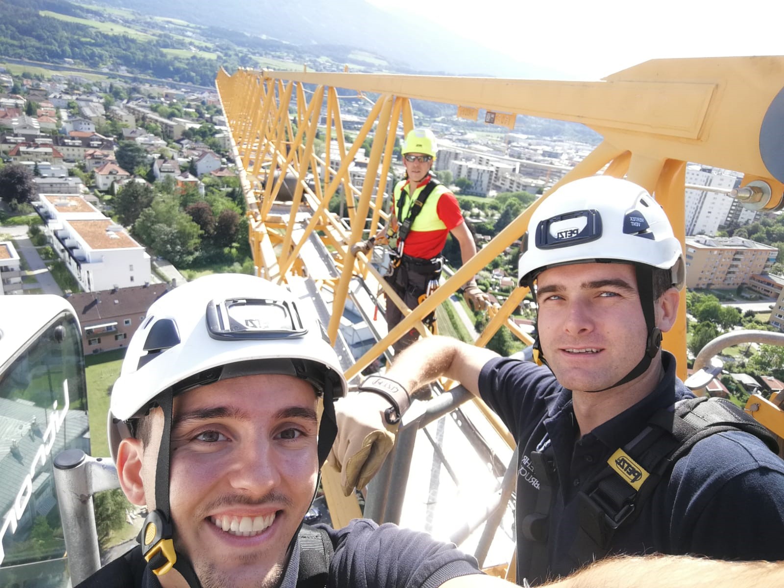 An Fronleichnam trafen sich die Höhenretter der Freiwilligen Feuerwehr Mühlau mit jenen der Berufsfeuerwehr Innsbruck zum gemeinsamen fachlichen Austausch. Vor Ort wurden das Sichern an einem Baukran gegen Verdrehen, das Abseilen eines Arbeiters im Bereich des Aufstiegs und die Rettung eines Kranführers aus dem Führerstand in 52 Metern Höhe geübt. Den Abschluss des Übungstages bildete die Rettung einer Person vom sogenannten Kranaufleger. Zudem wurden auch die erforderlichen technischen Details zum Kran von einem Kollegen und Mitarbeiter der Firma PORR erklärt und den Höhenrettern näher gebracht. Die zwölf Mitglieder der Feuerwehr Innsbruck hatten zwar einen schweißtreibenden Feiertag, konnten aber sehr interessante und einsatzrelevante Übungen durchführen. Ein herzliches Danke der Feuerwehr gilt der Firma Porr, die der Feuerwehr die Möglichkeit zur Nutzung des Krans in der Türingstrasse zur Verfügung stellte.