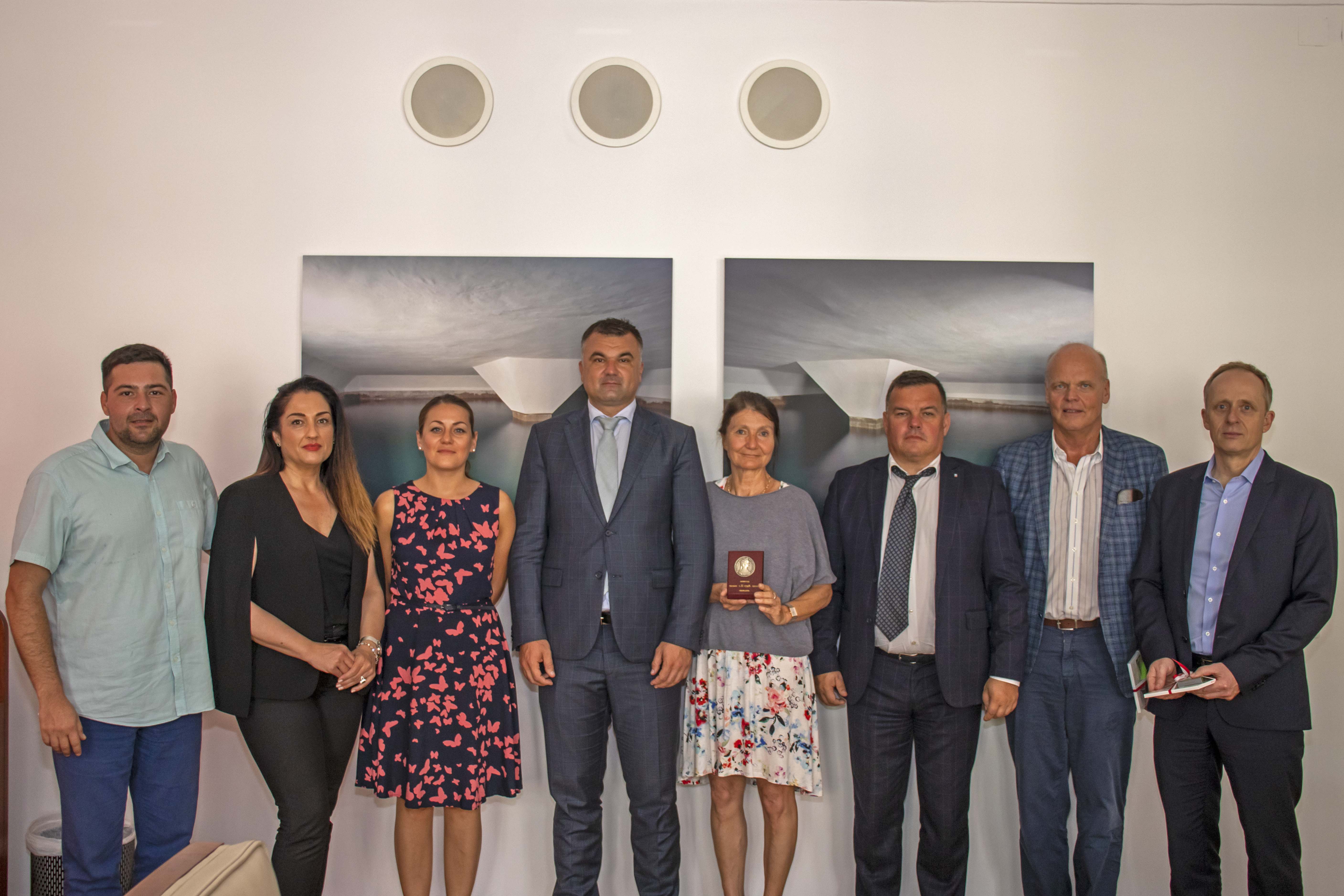 Umweltstadträtin Uschi Schwarzl empfing im Rathaus der Stadt Innsbruck kürzlich eine hochrangige serbische Delegation, angeführt von Srđan Kružević (4. v. l.), dem stellvertretenden Oberbürgermeister der Stadt Novi Sad. Die serbische Stadt plant den Bau einer Kläranlage zu verwirklichen. Gemeinsam mit Gerhard Langer (r.) und Wolfgang Widmann (2. v. r.) von der Firma ILF Consulting Engineers Austria GmbH, die sich um den Beratungsauftrag bemüht, besichtigten die BesucherInnen am Nachmittag die Kläranlage in Innsbruck. Neben umweltspezifischen Themen wurde auch über die vielen Gemeinsamkeiten der beiden Städte gesprochen. So ist Novi Sad wie Innsbruck eine Universitätsstadt mit rund 40.000 Studierenden.