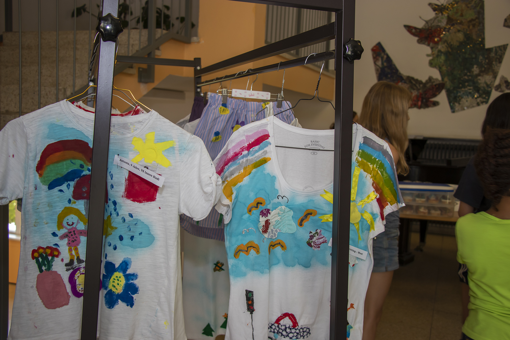 Die Kinder waren mit großem Eifer dabei und entwarfen unter anderem farbenfrohe T-Shirts.