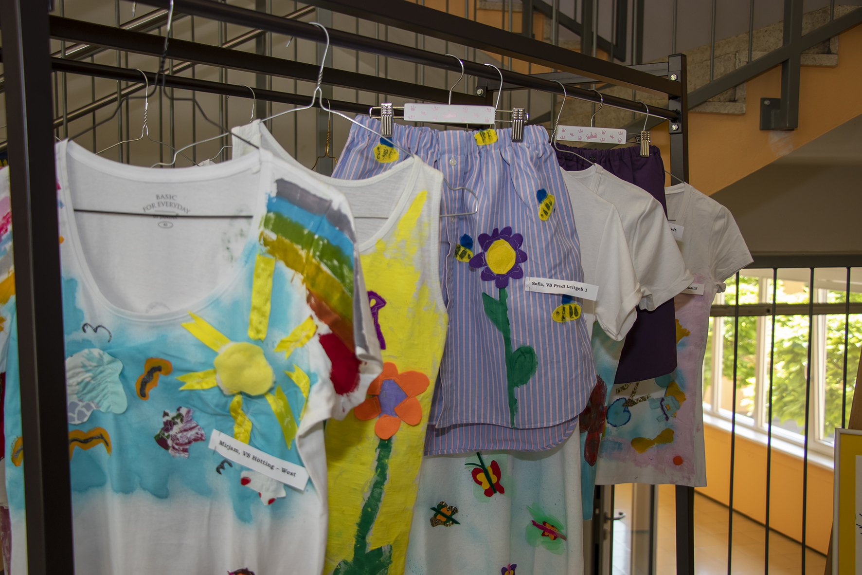 Auch "Upcycling" (Wiederverwertung) war im Rahmen der Aktion ein Thema: So wurden aus alten Herrenhemden bunte Röcke genäht.