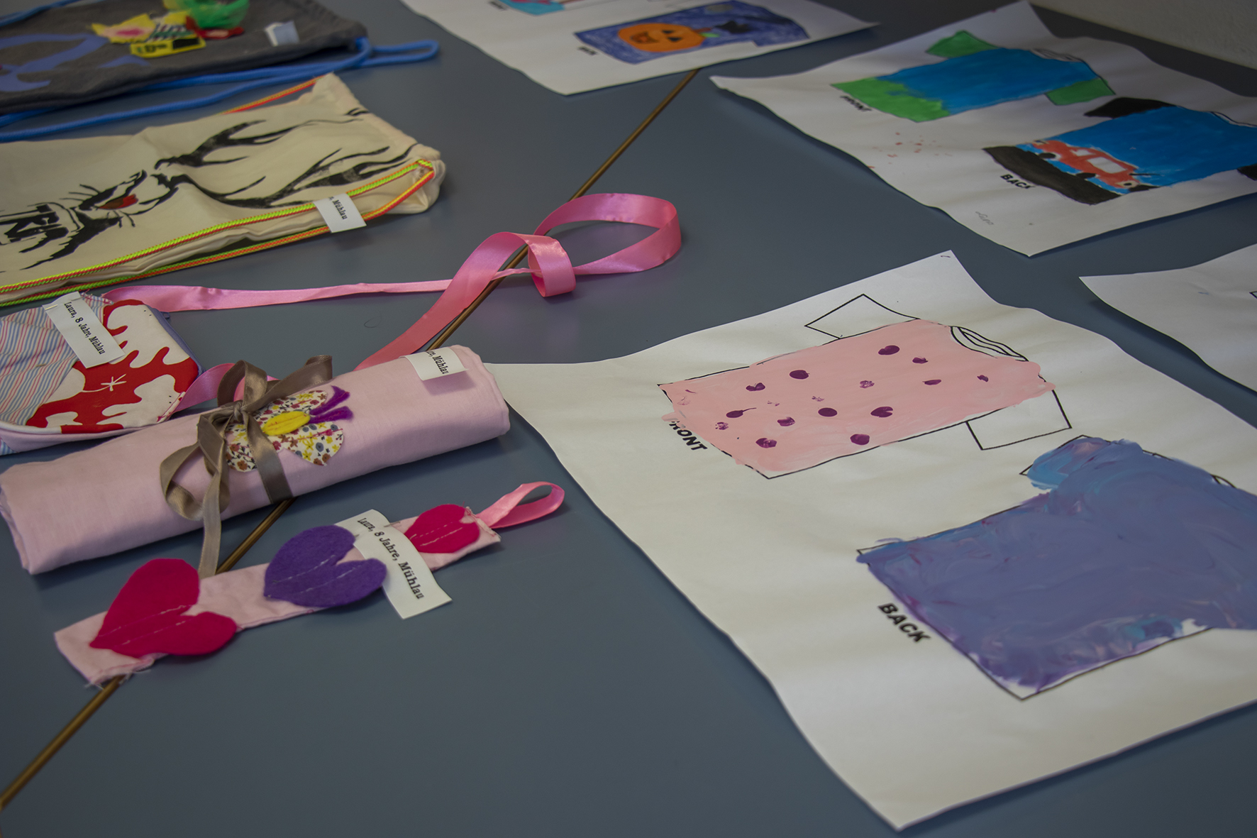 Auf Vorlagen hat die Projektgruppe ihre Werke vorgezeichnet.