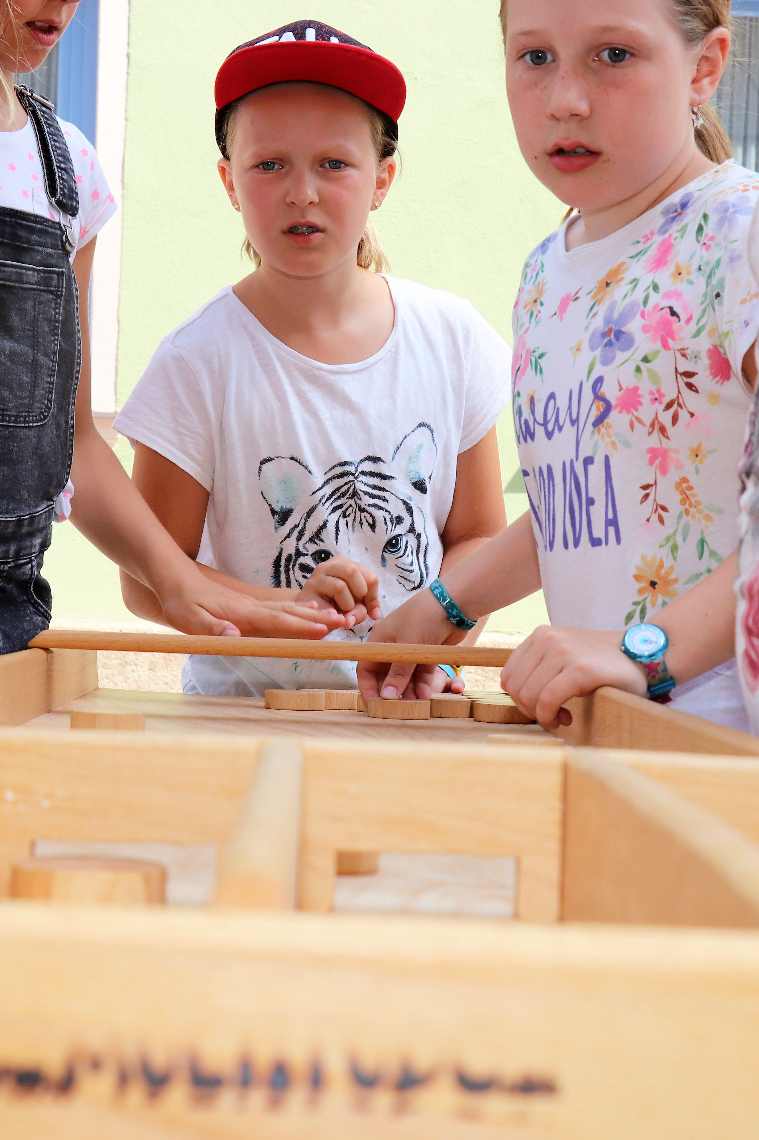 Am 1. Juli begrüßten die SchülerInnen der Volksschule Franz-Fischer-Straße Bürgermeister Georg Willi bei ihrem Sommerfest mit Spielen aus alter Zeit. Nicht nur die Kinder, auch der Bürgermeister waren trotz Hitze mit Feuereifer bei der Sache.
