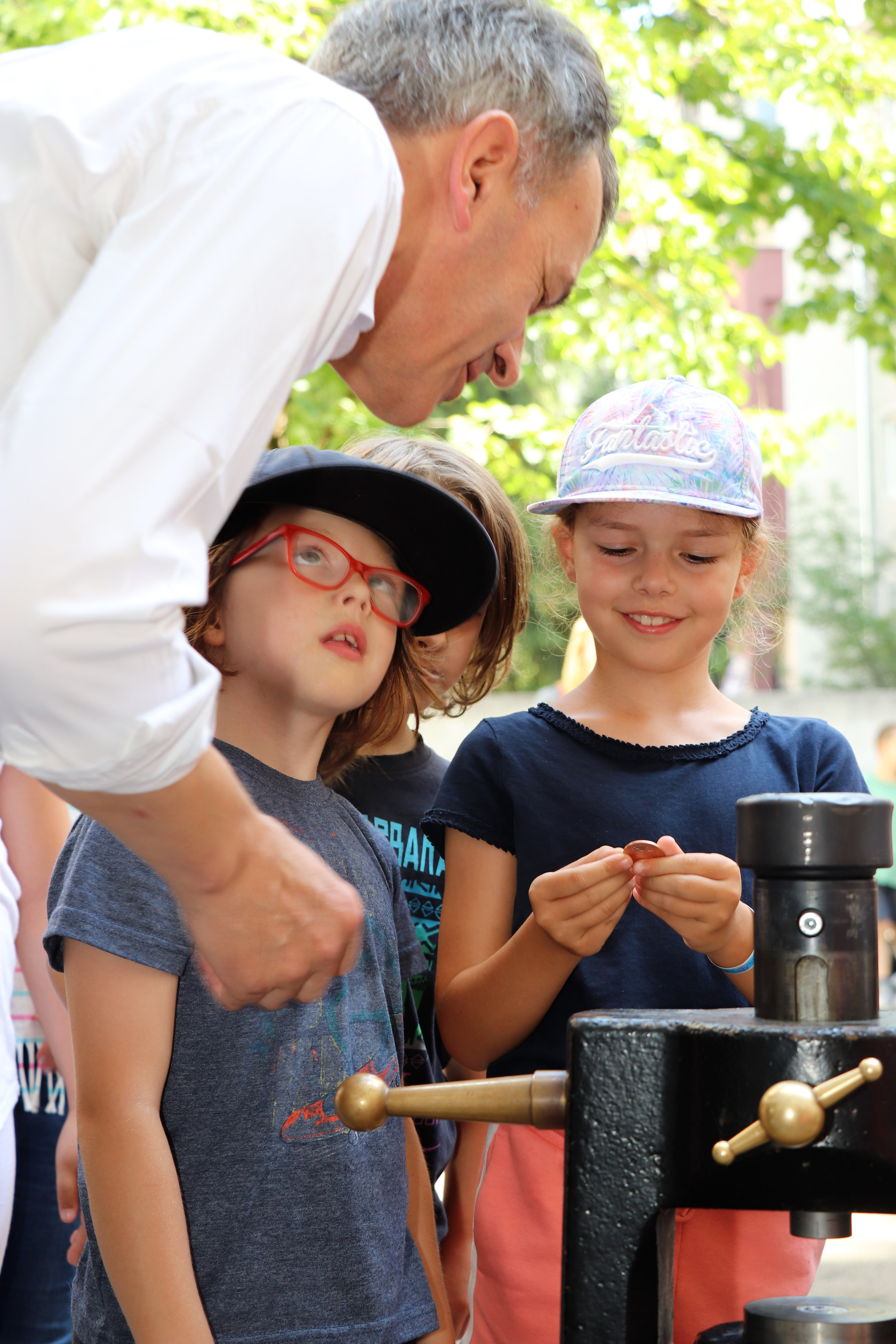 Am 1. Juli begrüßten die SchülerInnen der Volksschule Franz-Fischer-Straße Bürgermeister Georg Willi bei ihrem Sommerfest mit Spielen aus alter Zeit. Nicht nur die Kinder, auch der Bürgermeister waren trotz Hitze mit Feuereifer bei der Sache.