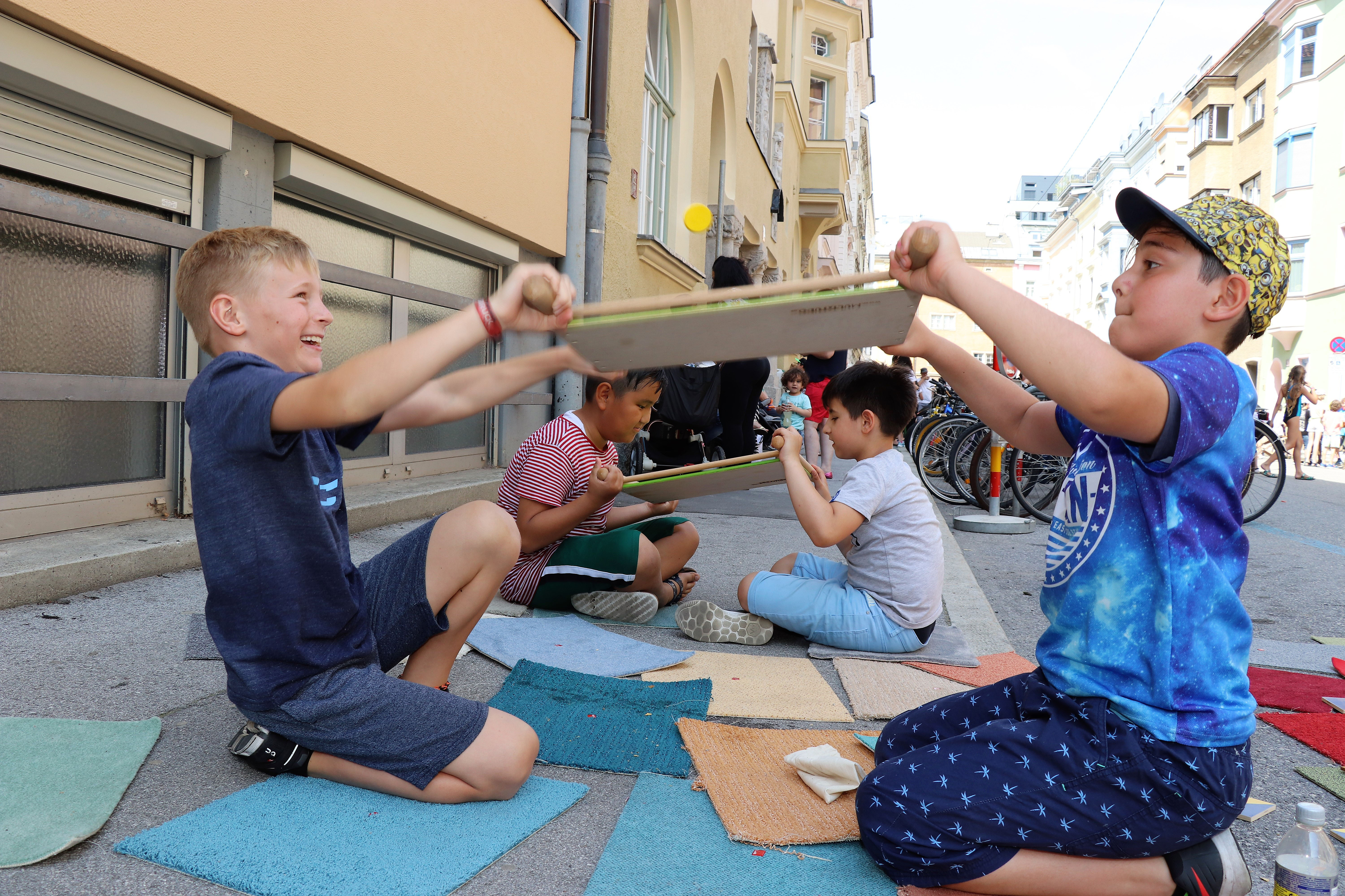 Am 1. Juli begrüßten die SchülerInnen der Volksschule Franz-Fischer-Straße Bürgermeister Georg Willi bei ihrem Sommerfest mit Spielen aus alter Zeit. Nicht nur die Kinder, auch der Bürgermeister waren trotz Hitze mit Feuereifer bei der Sache.