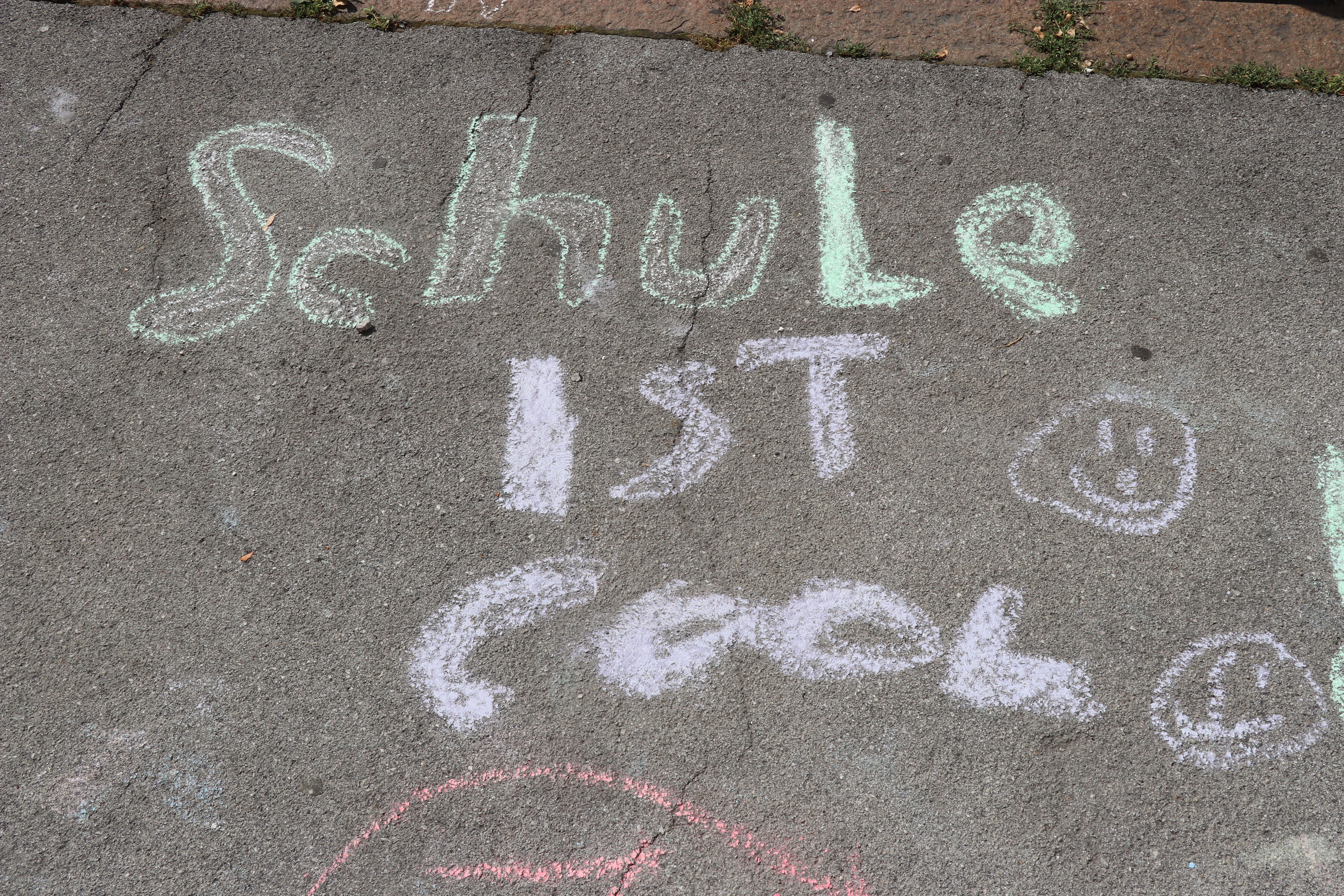 Am 1. Juli begrüßten die SchülerInnen der Volksschule Franz-Fischer-Straße Bürgermeister Georg Willi bei ihrem Sommerfest mit Spielen aus alter Zeit. Nicht nur die Kinder, auch der Bürgermeister waren trotz Hitze mit Feuereifer bei der Sache.