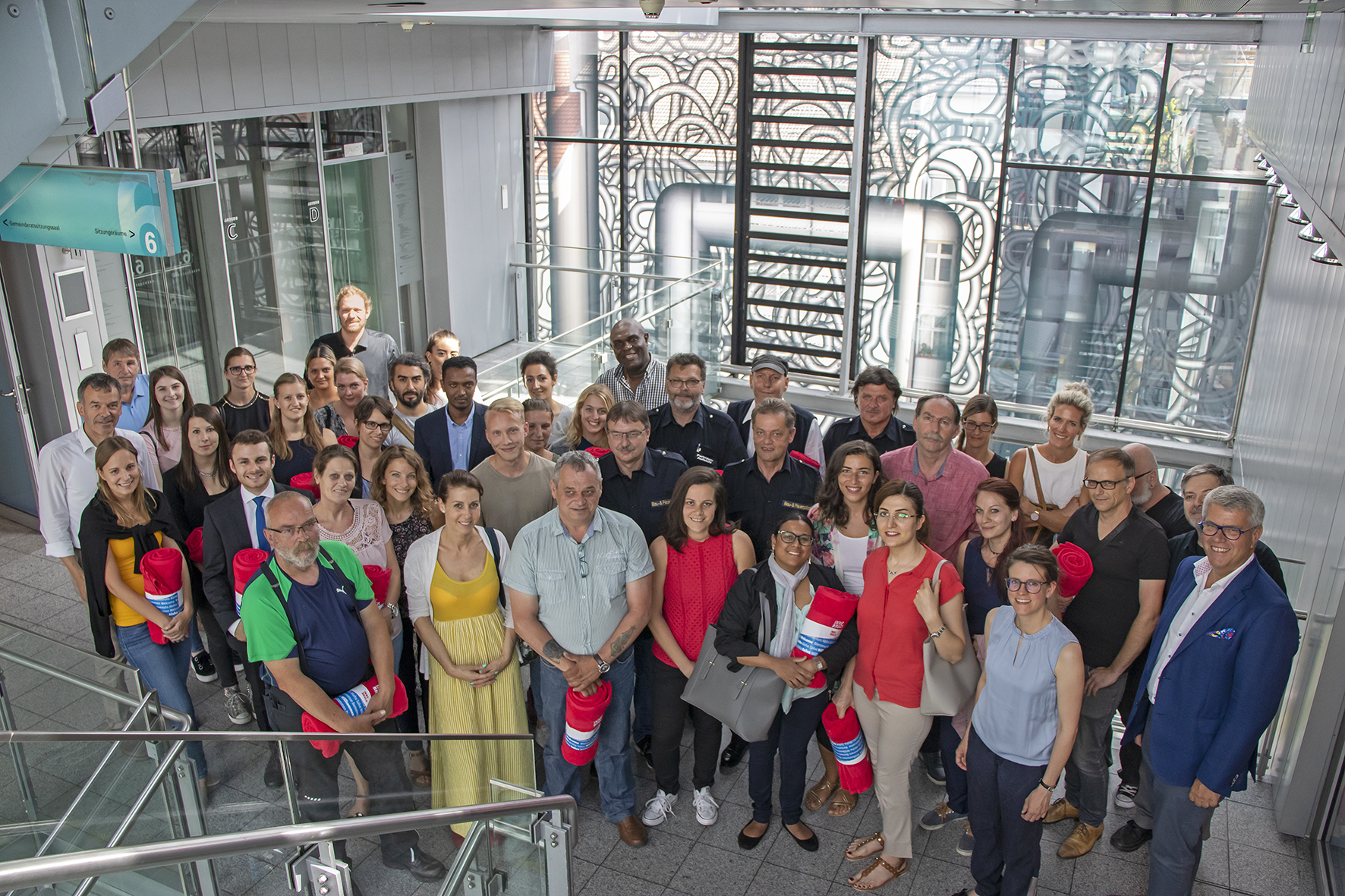 Bürgermeister Willi (l.) und Personalchef Neu (r.) begrüßten die neuen MitarbeiterInnen im Innsbrucker Rathaus.
