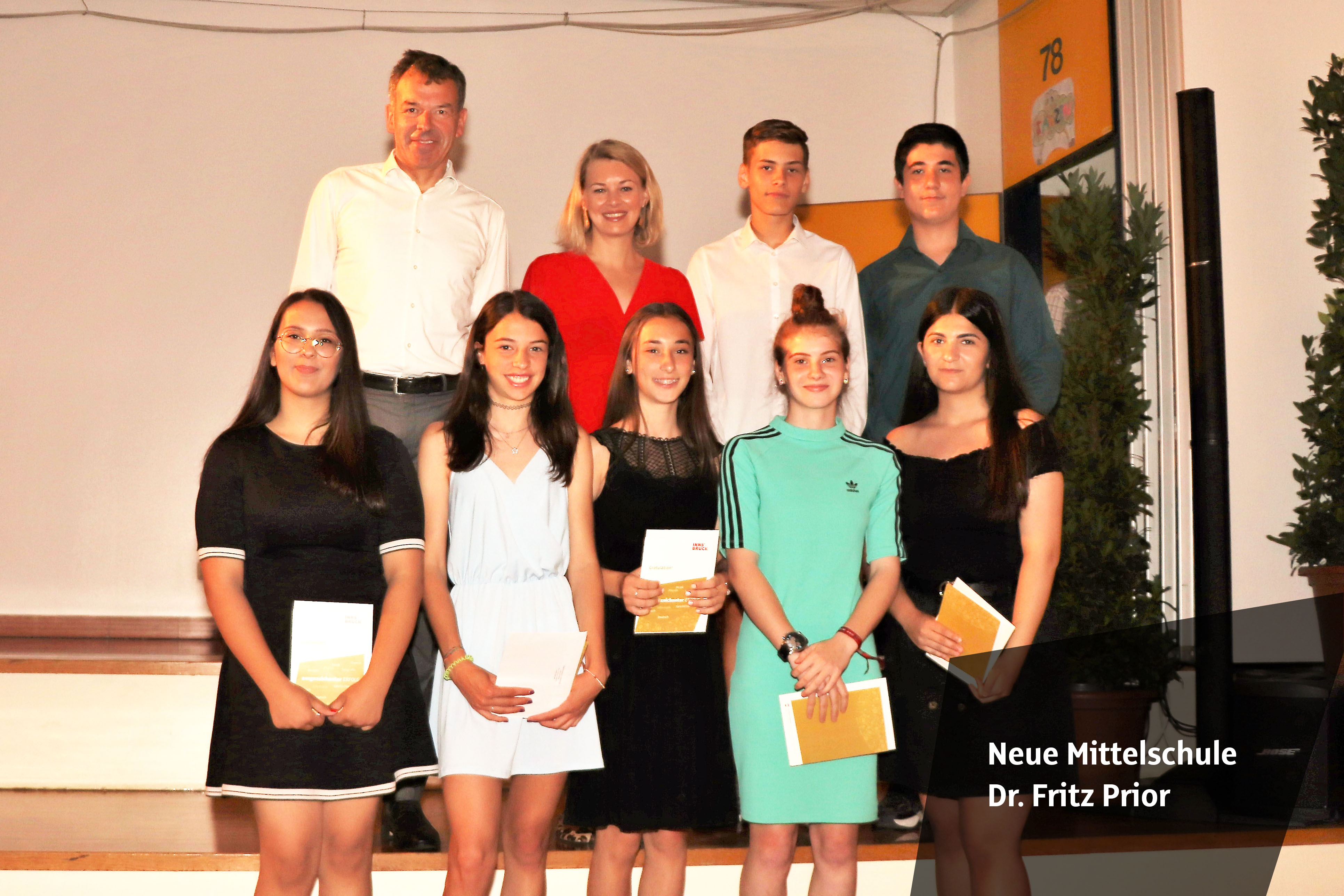 Die Neue Mittelschule Olympisches Dorf war einmal mehr zum Schulschluss Treffpunkt für ausgezeichnete SchülerInnen aus ganz Innsbruck. Für 112 MittelschülerInnen der vierten Klassen und AbsolventInnen der polytechnischen Schule ging das Schuljahr 2018/19 besonders erfreulich zu Ende. Sie wurden für ihre vorzüglichen Leistungen geehrt und erhielten ihre Dekrete aus der Hand von Bürgermeister Georg Willi und Stadträtin Elisabeth Mayr. Gekonnt durch die Feier führten SchülerInnen der Klasse 4e der NMS O-Dorf, Andjela Simic und Bozkus Berkan. Für einen schwungvollen Schulabschluss sorgten das Schulorchester und der Schulchor der Neuen Musikmittelschule Innsbruck und Tanzvorführungen der zweiten Klassen der Neuen Mittelschule Olympisches Dorf.