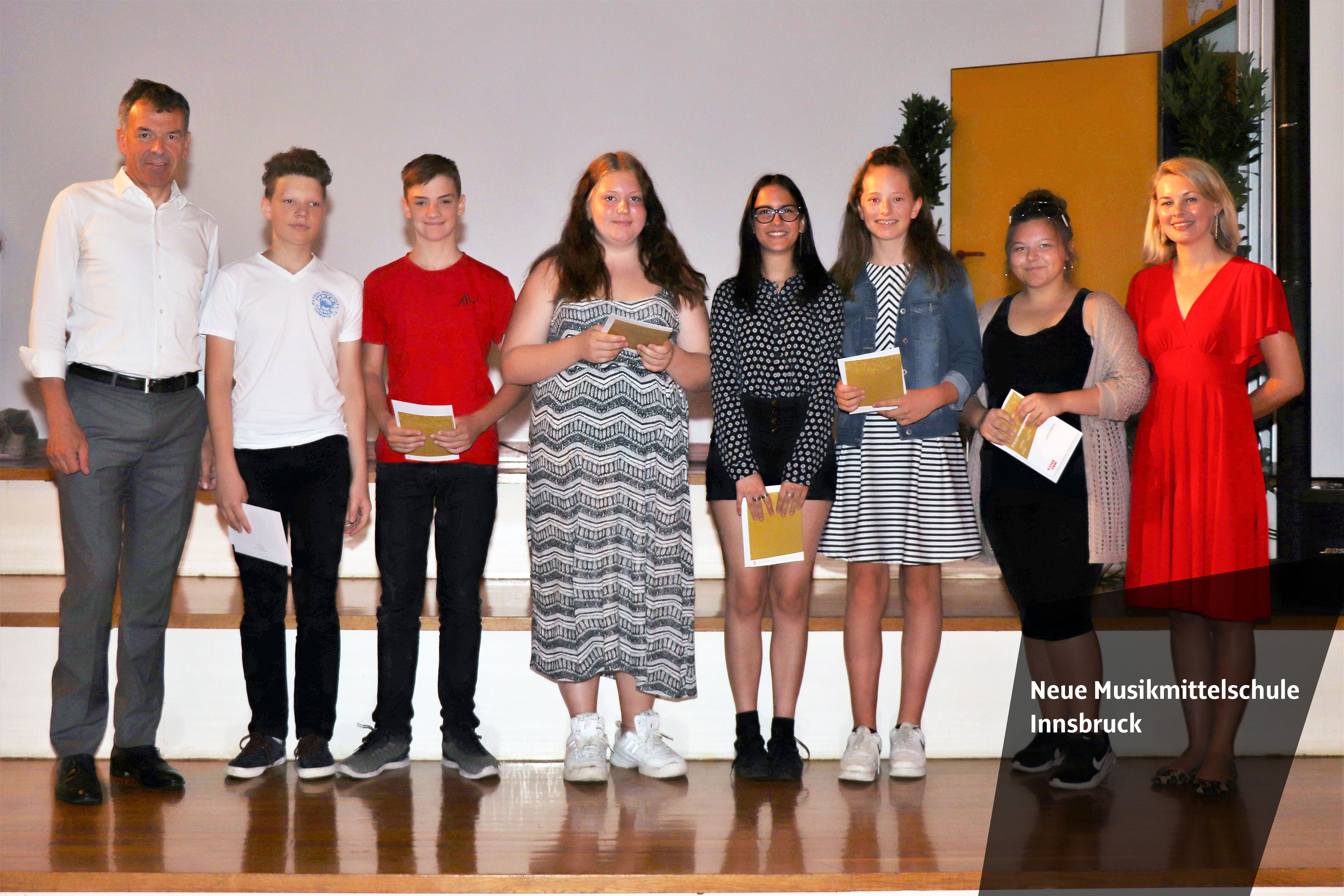 Die Neue Mittelschule Olympisches Dorf war einmal mehr zum Schulschluss Treffpunkt für ausgezeichnete SchülerInnen aus ganz Innsbruck. Für 112 MittelschülerInnen der vierten Klassen und AbsolventInnen der polytechnischen Schule ging das Schuljahr 2018/19 besonders erfreulich zu Ende. Sie wurden für ihre vorzüglichen Leistungen geehrt und erhielten ihre Dekrete aus der Hand von Bürgermeister Georg Willi und Stadträtin Elisabeth Mayr. Gekonnt durch die Feier führten SchülerInnen der Klasse 4e der NMS O-Dorf, Andjela Simic und Bozkus Berkan. Für einen schwungvollen Schulabschluss sorgten das Schulorchester und der Schulchor der Neuen Musikmittelschule Innsbruck und Tanzvorführungen der zweiten Klassen der Neuen Mittelschule Olympisches Dorf.