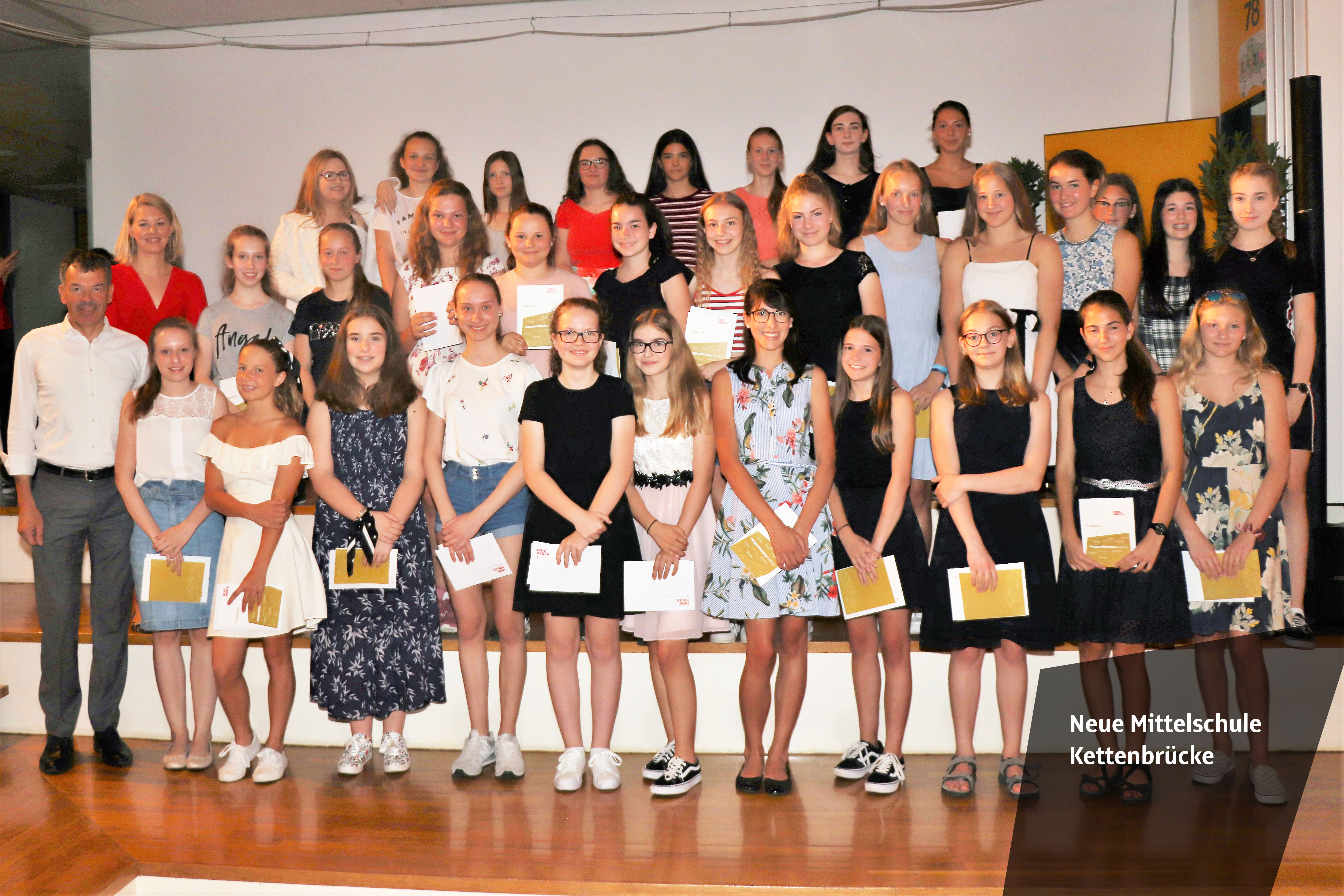 Die Neue Mittelschule Olympisches Dorf war einmal mehr zum Schulschluss Treffpunkt für ausgezeichnete SchülerInnen aus ganz Innsbruck. Für 112 MittelschülerInnen der vierten Klassen und AbsolventInnen der polytechnischen Schule ging das Schuljahr 2018/19 besonders erfreulich zu Ende. Sie wurden für ihre vorzüglichen Leistungen geehrt und erhielten ihre Dekrete aus der Hand von Bürgermeister Georg Willi und Stadträtin Elisabeth Mayr. Gekonnt durch die Feier führten SchülerInnen der Klasse 4e der NMS O-Dorf, Andjela Simic und Bozkus Berkan. Für einen schwungvollen Schulabschluss sorgten das Schulorchester und der Schulchor der Neuen Musikmittelschule Innsbruck und Tanzvorführungen der zweiten Klassen der Neuen Mittelschule Olympisches Dorf.