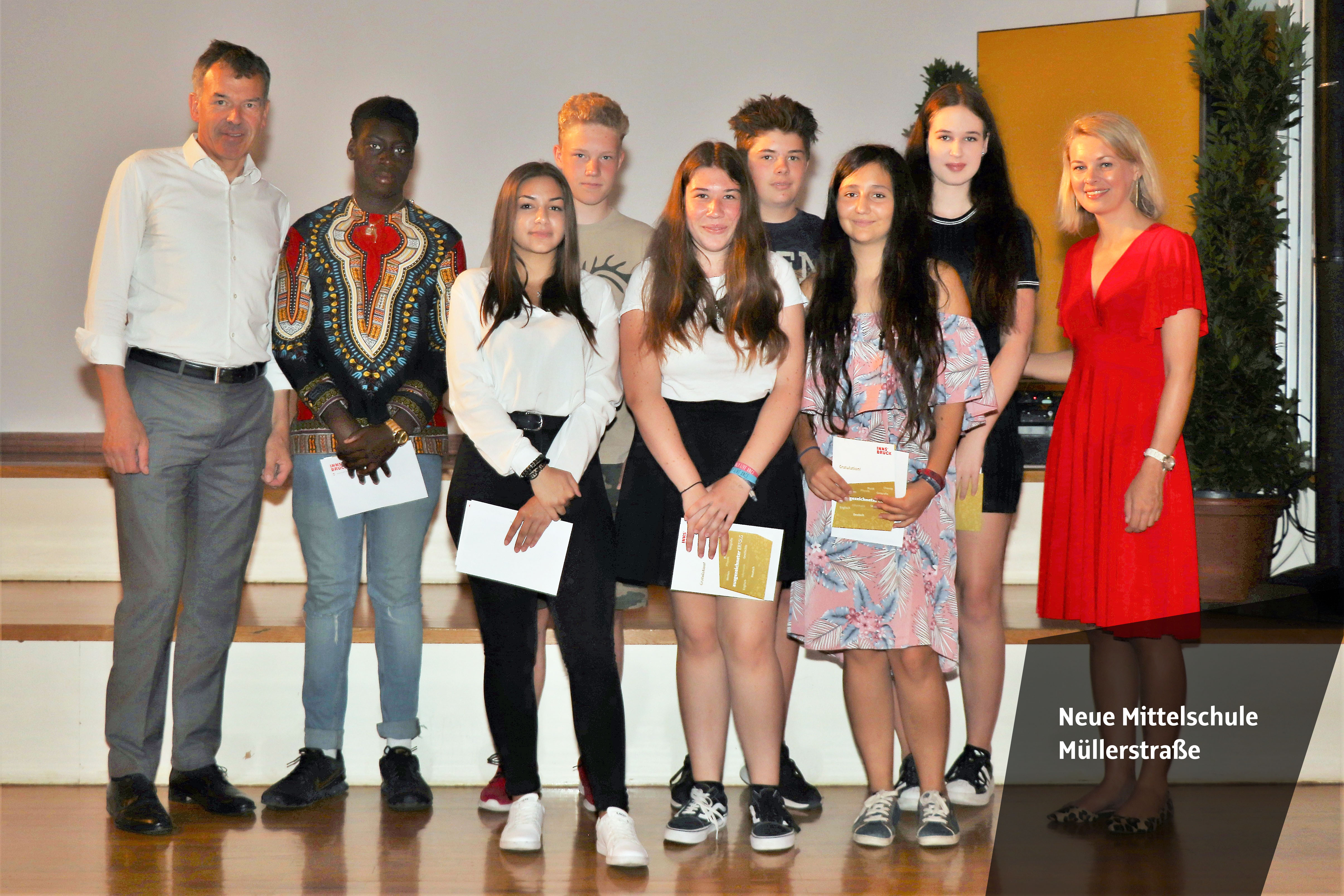 Die Neue Mittelschule Olympisches Dorf war einmal mehr zum Schulschluss Treffpunkt für ausgezeichnete SchülerInnen aus ganz Innsbruck. Für 112 MittelschülerInnen der vierten Klassen und AbsolventInnen der polytechnischen Schule ging das Schuljahr 2018/19 besonders erfreulich zu Ende. Sie wurden für ihre vorzüglichen Leistungen geehrt und erhielten ihre Dekrete aus der Hand von Bürgermeister Georg Willi und Stadträtin Elisabeth Mayr. Gekonnt durch die Feier führten SchülerInnen der Klasse 4e der NMS O-Dorf, Andjela Simic und Bozkus Berkan. Für einen schwungvollen Schulabschluss sorgten das Schulorchester und der Schulchor der Neuen Musikmittelschule Innsbruck und Tanzvorführungen der zweiten Klassen der Neuen Mittelschule Olympisches Dorf.