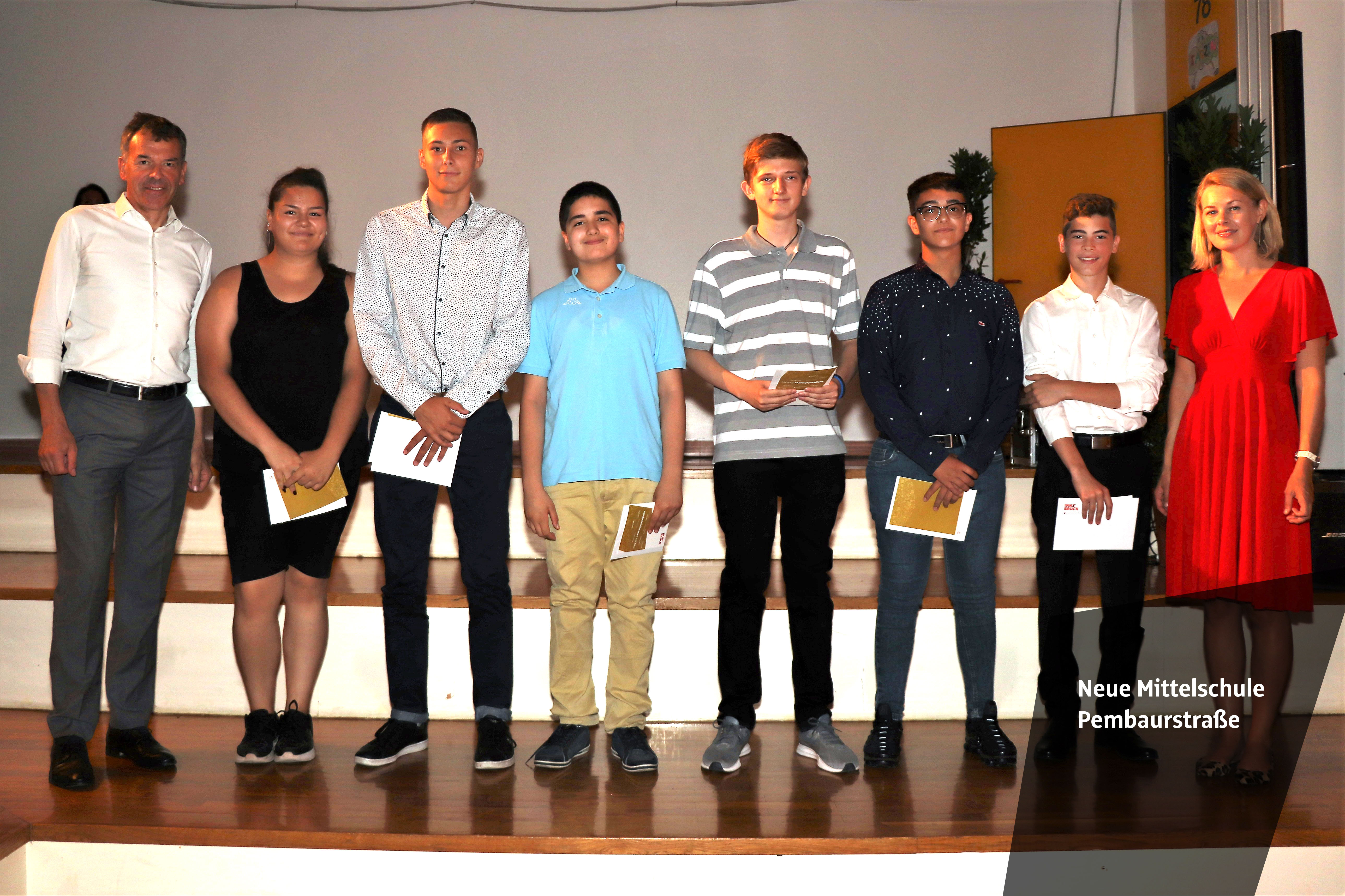 Die Neue Mittelschule Olympisches Dorf war einmal mehr zum Schulschluss Treffpunkt für ausgezeichnete SchülerInnen aus ganz Innsbruck. Für 112 MittelschülerInnen der vierten Klassen und AbsolventInnen der polytechnischen Schule ging das Schuljahr 2018/19 besonders erfreulich zu Ende. Sie wurden für ihre vorzüglichen Leistungen geehrt und erhielten ihre Dekrete aus der Hand von Bürgermeister Georg Willi und Stadträtin Elisabeth Mayr. Gekonnt durch die Feier führten SchülerInnen der Klasse 4e der NMS O-Dorf, Andjela Simic und Bozkus Berkan. Für einen schwungvollen Schulabschluss sorgten das Schulorchester und der Schulchor der Neuen Musikmittelschule Innsbruck und Tanzvorführungen der zweiten Klassen der Neuen Mittelschule Olympisches Dorf.