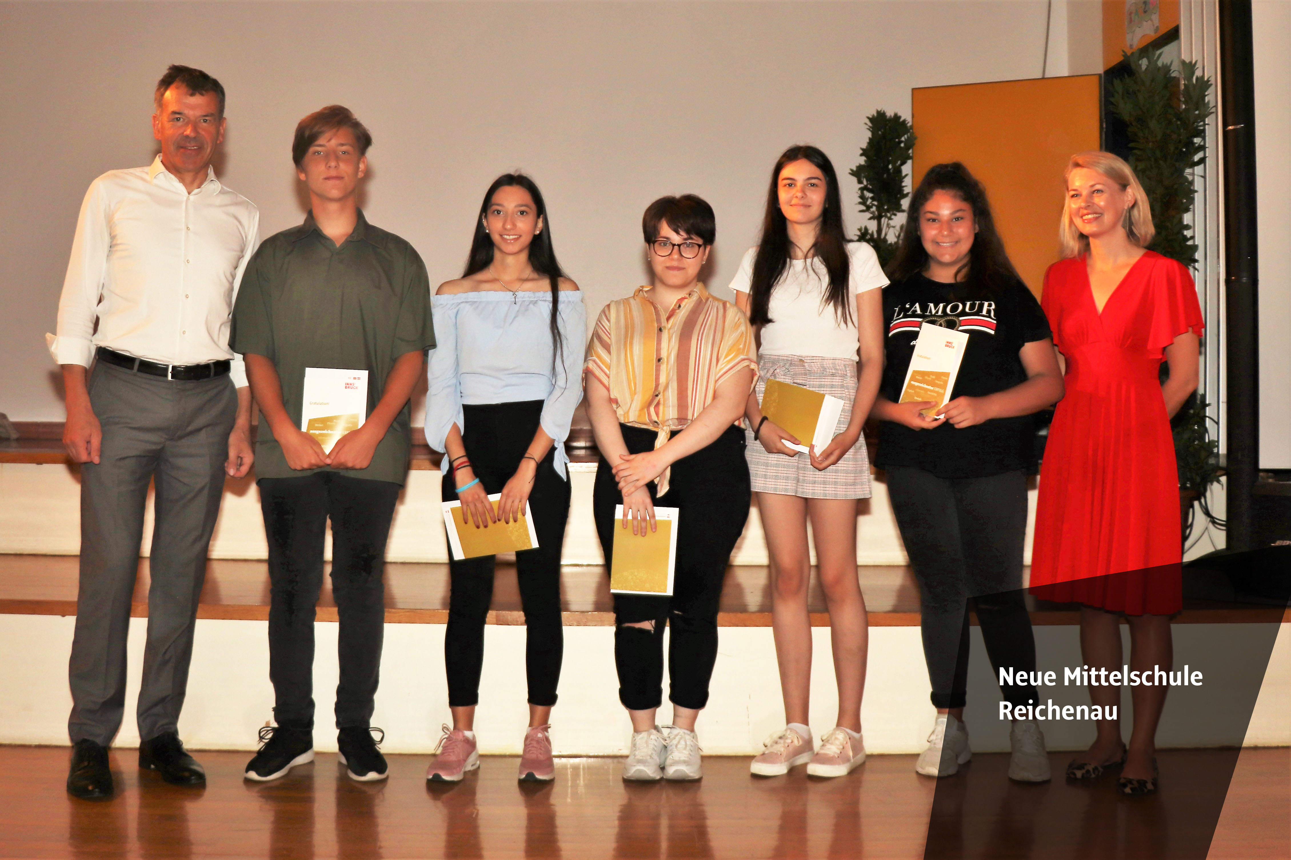 Die Neue Mittelschule Olympisches Dorf war einmal mehr zum Schulschluss Treffpunkt für ausgezeichnete SchülerInnen aus ganz Innsbruck. Für 112 MittelschülerInnen der vierten Klassen und AbsolventInnen der polytechnischen Schule ging das Schuljahr 2018/19 besonders erfreulich zu Ende. Sie wurden für ihre vorzüglichen Leistungen geehrt und erhielten ihre Dekrete aus der Hand von Bürgermeister Georg Willi und Stadträtin Elisabeth Mayr. Gekonnt durch die Feier führten SchülerInnen der Klasse 4e der NMS O-Dorf, Andjela Simic und Bozkus Berkan. Für einen schwungvollen Schulabschluss sorgten das Schulorchester und der Schulchor der Neuen Musikmittelschule Innsbruck und Tanzvorführungen der zweiten Klassen der Neuen Mittelschule Olympisches Dorf.