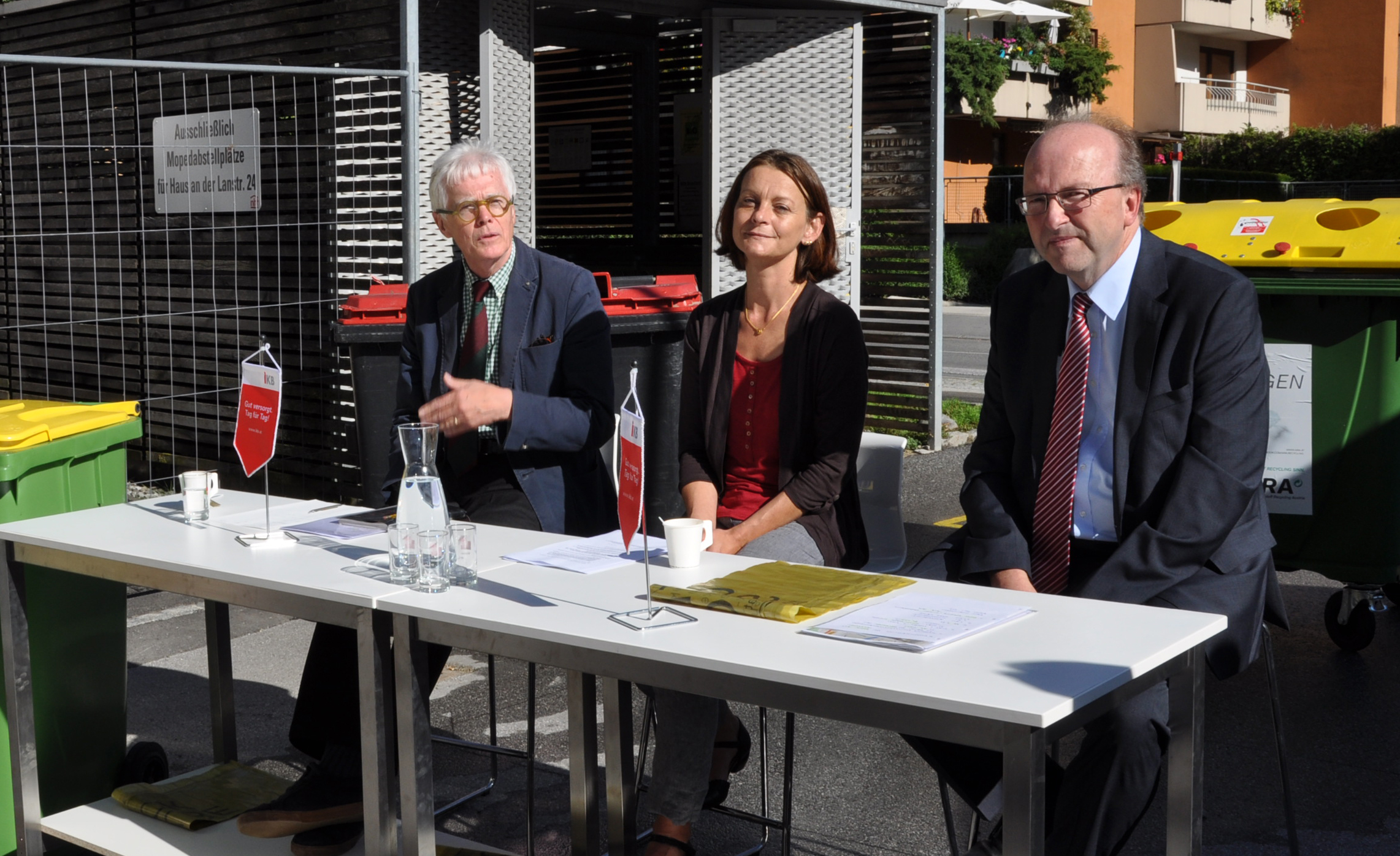 Stellten das neue Sammelsystem vor (v.l.): Prof. Dr. Klaus Lugger, Geschäftsführer der Neuen Heimat Tirol, Vizebürgermeisterin Mag.a Sonja Pitscheider und IKB-Vorstandsdirektor DI Helmuth Müller