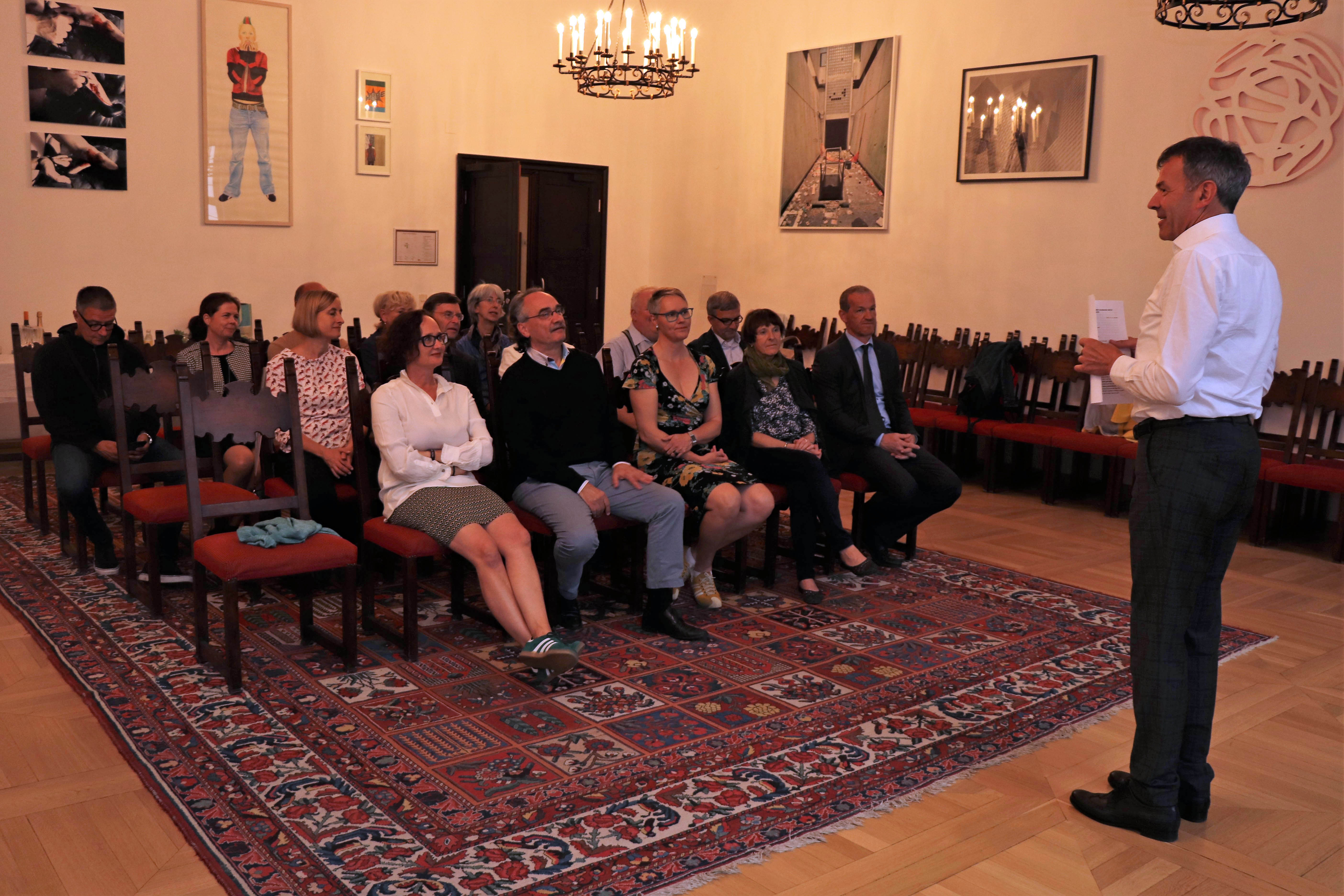 Passenderweise im Angesicht des Goldenen Dachls - im Bürgersaal des Historischen Rathauses in der Altstadt - empfing Bürgermeister Georg Willi am 8. Juli die TeilnehmerInnen des DACH-Kooperationstreffens 2019. DACH ist dabei ein Kunstwort für Deutschland, Österreich (A: Austria) und die Schweiz (CH: Confoederatio Helvetica). An der Kooperation beteiligen sich das Bundesamt für Umwelt Schweiz (BAFU), das Bundesamt für Naturschutz Deutschland (BfN), das Umweltbundesamt Deutschland (UBA D) sowie das Umweltbundesamt Österreich. Gemeinsam rücken sie den Natur- und Umweltschutz in den Mittelpunkt. Innsbrucks Bürgermeister gab den internationalen Gästen bei ihrem Besuch einen Einblick in die Herausforderungen und Vorteile, die mit dem alpin-urbanen Standort der Landeshauptstadt einher gehen. AA