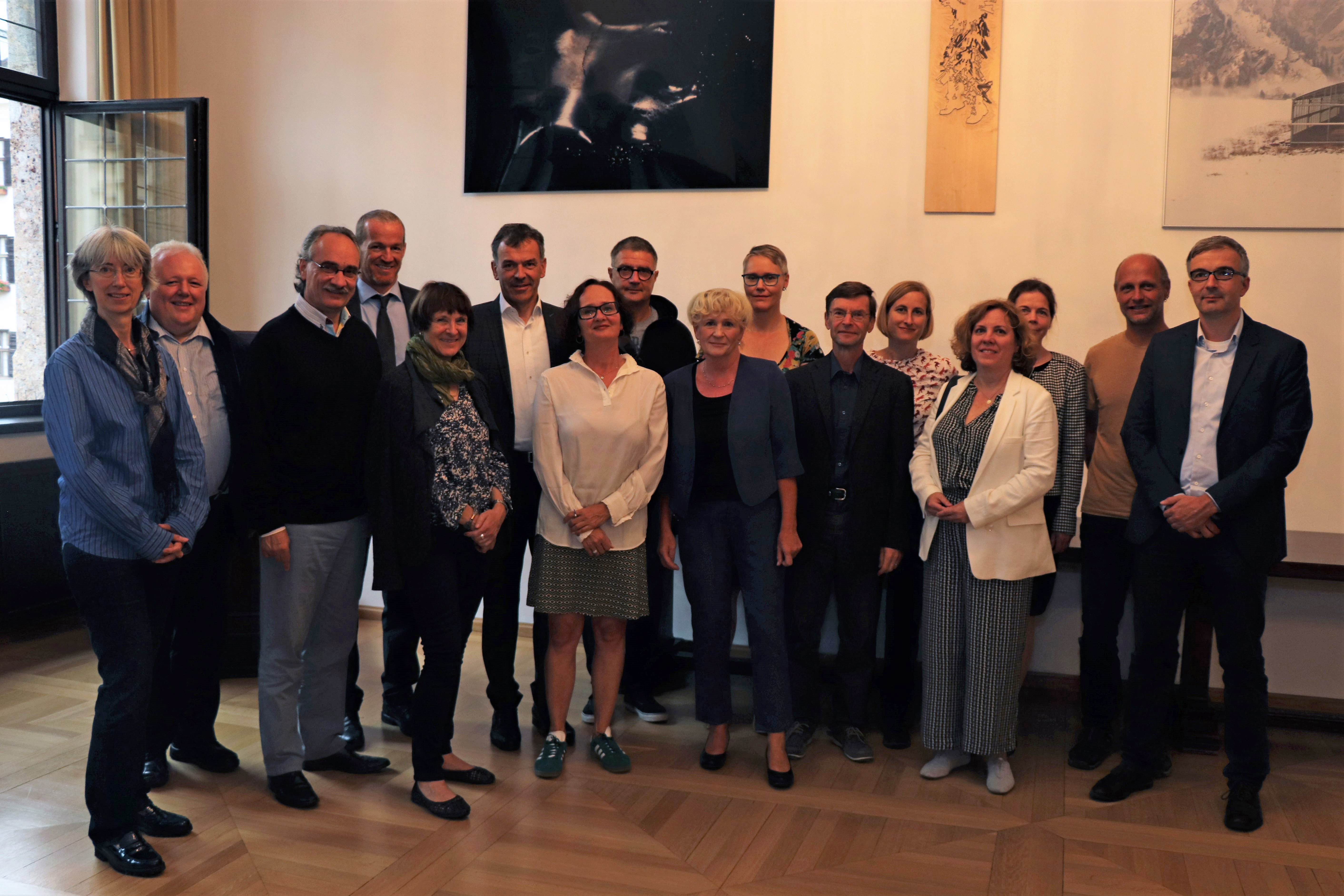 Passenderweise im Angesicht des Goldenen Dachls - im Bürgersaal des Historischen Rathauses in der Altstadt - empfing Bürgermeister Georg Willi am 8. Juli die TeilnehmerInnen des DACH-Kooperationstreffens 2019. DACH ist dabei ein Kunstwort für Deutschland, Österreich (A: Austria) und die Schweiz (CH: Confoederatio Helvetica). An der Kooperation beteiligen sich das Bundesamt für Umwelt Schweiz (BAFU), das Bundesamt für Naturschutz Deutschland (BfN), das Umweltbundesamt Deutschland (UBA D) sowie das Umweltbundesamt Österreich. Gemeinsam rücken sie den Natur- und Umweltschutz in den Mittelpunkt. Innsbrucks Bürgermeister gab den internationalen Gästen bei ihrem Besuch einen Einblick in die Herausforderungen und Vorteile, die mit dem alpin-urbanen Standort der Landeshauptstadt einher gehen. AA