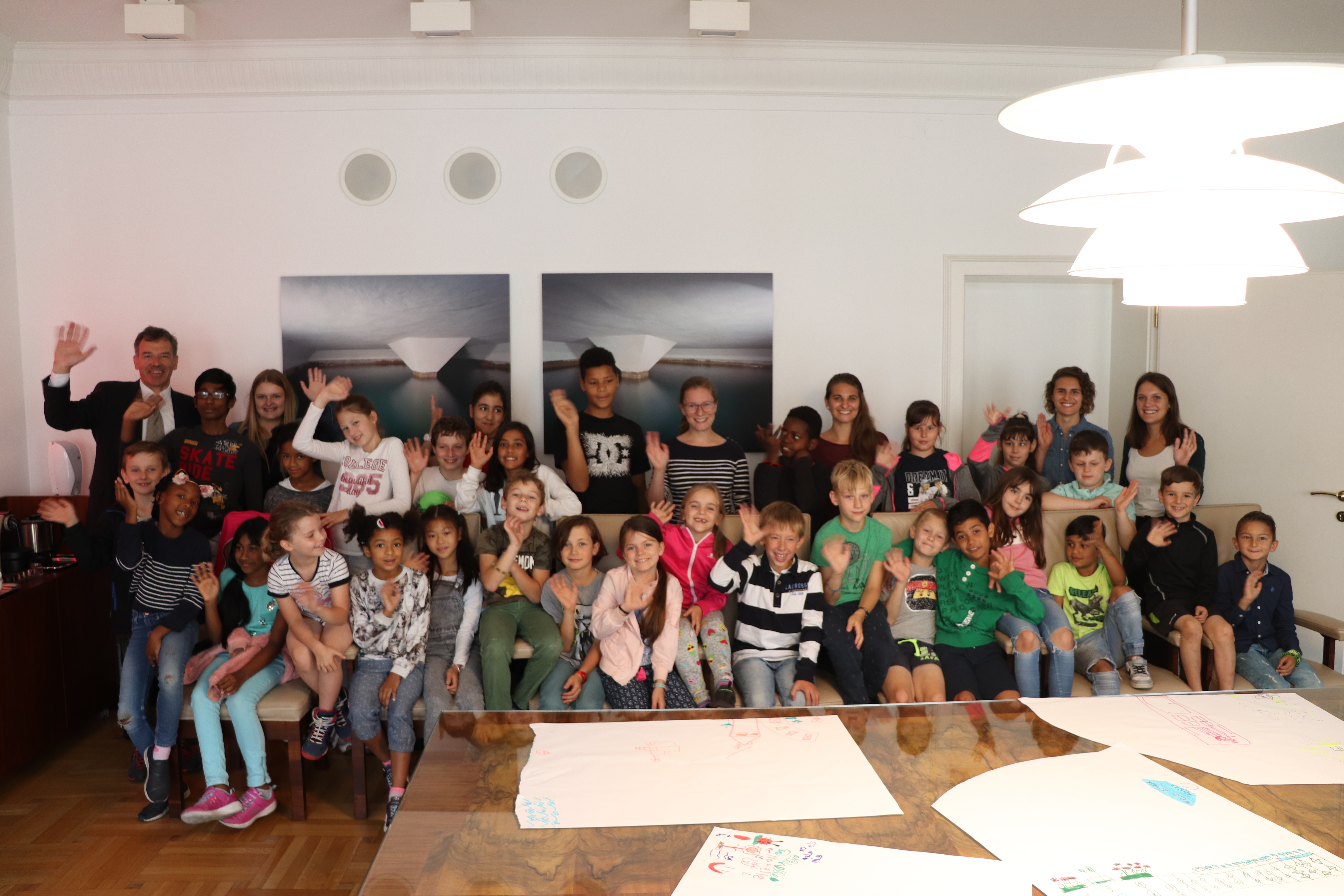 Im siebten  Jahr in Folge betreuen die  Kinderfreunde Tirol, beauftragt von der Stadt Innsbruck, in den Sommerferien SchülerInnen der Volks- und Mittelschulen. Pro Woche werden  bis zu 175 Kinder an den drei Standorten „Schule am Inn“, „VS Innere Stadt“ und „VS Reichenau“  betreut. Um für eine abwechslungsreiche Unterhaltung zu sorgen, gibt es jede Woche einen neuen Themenschwerpunkt.  Zum krönenden Abschluss der ersten Ferienwoche fand am Freitag, 12. Juli, passend zum Motto „Meine Stadt“  ein Kennenlernen mit Bürgermeister Georg Willi statt. JS