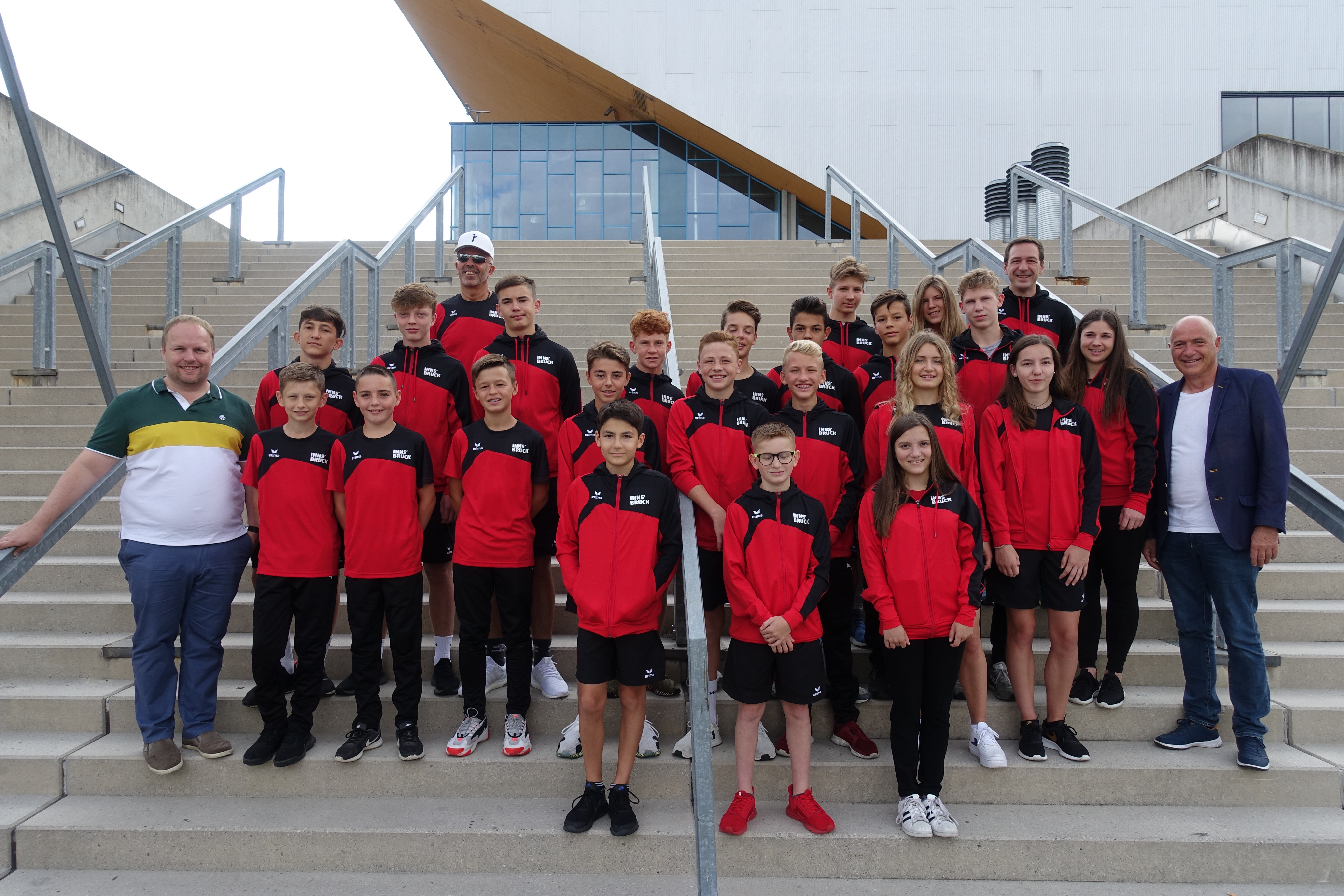 22 junge Innsbrucker SportlerInnen nehmen an den Internationalen Youth Games 2019 in Aalborg (Dänemark) von 30. Juli bis 4. August teil - im Bild mit ihren TrainerInnen für Fußball, Judo und Turnen bei der Verabschiedung vor der Olympiaworld. Delegationsleiter GR Lucas Krackl (links) und Sportausschussvorsitzender GR Kurt Wallasch (rechts)  fiebern vor Ort mit den jungen SportlerInnen bei den Wettbewerben mit: "Mit der regelmäßigen Innsbrucker Teilnahme an den Youth Games wird die Städtepartnerschaft mit Aalborg gepflegt. Für die Jugendlichen ist die Teilnahme an diesen Sportbewerben immer ein unvergessliches Erlebnis und sie schließen im Sinne eines vereinten Europas viele internationale Freundschaften."