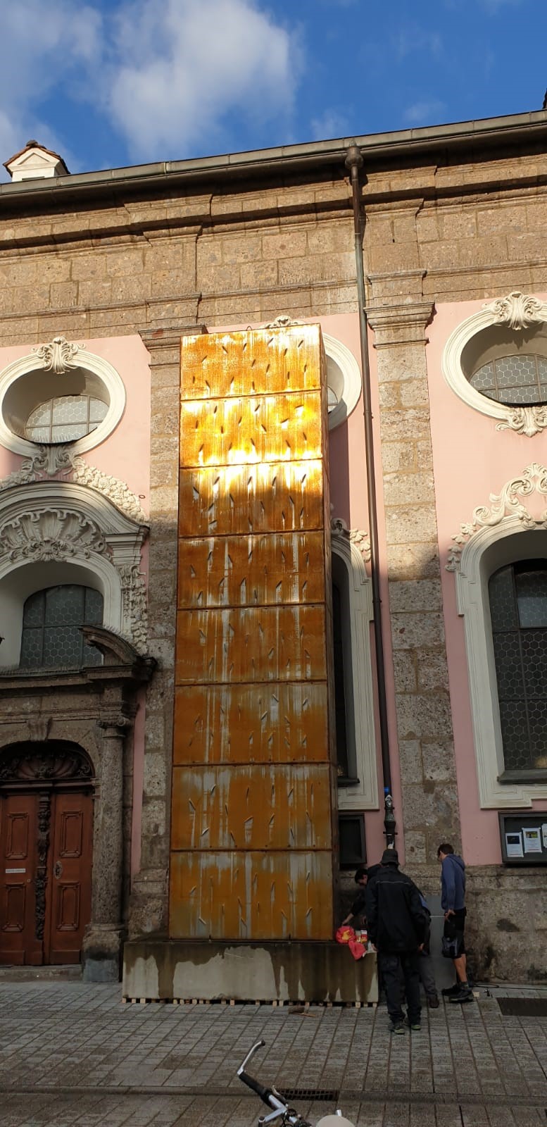 Ein Kunstwerk holt das aktuelle weltpolitische Geschehen nach Innsbruck: Bis Ende September sind vor und in der Innsbrucker Spitalskirche Objekte des Tiroler Künstlers Alois Schild zu sehen. Die Kunstinstallation ist eine Anspielung auf den von US-Präsident Donald Trump in Auftrag gegebenen Mauerbau an der Grenze zu Mexiko und macht einerseits die Abschottungspolitik gegenüber Menschen auf der Flucht und die Radikalisierung der Gesellschaft zum Thema, hält zugleich aber die Hoffnung auf die Überwindung von Spaltung und Ausgrenzung aufrecht. 

Auf den Mauerbau, der in den Köpfen vieler Menschen auch in Europa vor sich gehe, weist Bürgermeister Georg Willi hin. „Wir übersehen dabei, wie sehr dieser neue Mauerbau an den Grundsätzen der Demokratie, an der Europäischen Friedensordnung und an den Menschenrechten rüttelt“, so Willi: „Diese Mauern trennen, sie spalten uns aber auch im Inneren und wir verlernen, Brücken zu bauen und aufeinander zuzugehen.“ Neben der Kunst sei es immer wieder auch die Kirche, die daran erinnere, „Brücken und nicht Mauern zu bauen“, so der Bürgermeister. Mehr Informationen zur Ausstellung unter www.dibk.at/Meldungen/Von-der-Mauer-zum-Korridor