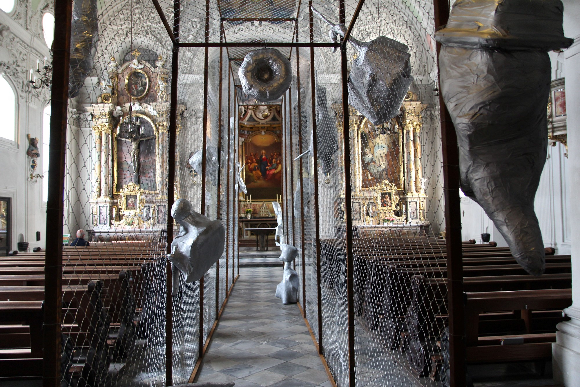 Ein Kunstwerk holt das aktuelle weltpolitische Geschehen nach Innsbruck: Bis Ende September sind vor und in der Innsbrucker Spitalskirche Objekte des Tiroler Künstlers Alois Schild zu sehen. Die Kunstinstallation ist eine Anspielung auf den von US-Präsident Donald Trump in Auftrag gegebenen Mauerbau an der Grenze zu Mexiko und macht einerseits die Abschottungspolitik gegenüber Menschen auf der Flucht und die Radikalisierung der Gesellschaft zum Thema, hält zugleich aber die Hoffnung auf die Überwindung von Spaltung und Ausgrenzung aufrecht. 

Auf den Mauerbau, der in den Köpfen vieler Menschen auch in Europa vor sich gehe, weist Bürgermeister Georg Willi hin. „Wir übersehen dabei, wie sehr dieser neue Mauerbau an den Grundsätzen der Demokratie, an der Europäischen Friedensordnung und an den Menschenrechten rüttelt“, so Willi: „Diese Mauern trennen, sie spalten uns aber auch im Inneren und wir verlernen, Brücken zu bauen und aufeinander zuzugehen.“ Neben der Kunst sei es immer wieder auch die Kirche, die daran erinnere, „Brücken und nicht Mauern zu bauen“, so der Bürgermeister. Mehr Informationen zur Ausstellung unter www.dibk.at/Meldungen/Von-der-Mauer-zum-Korridor
