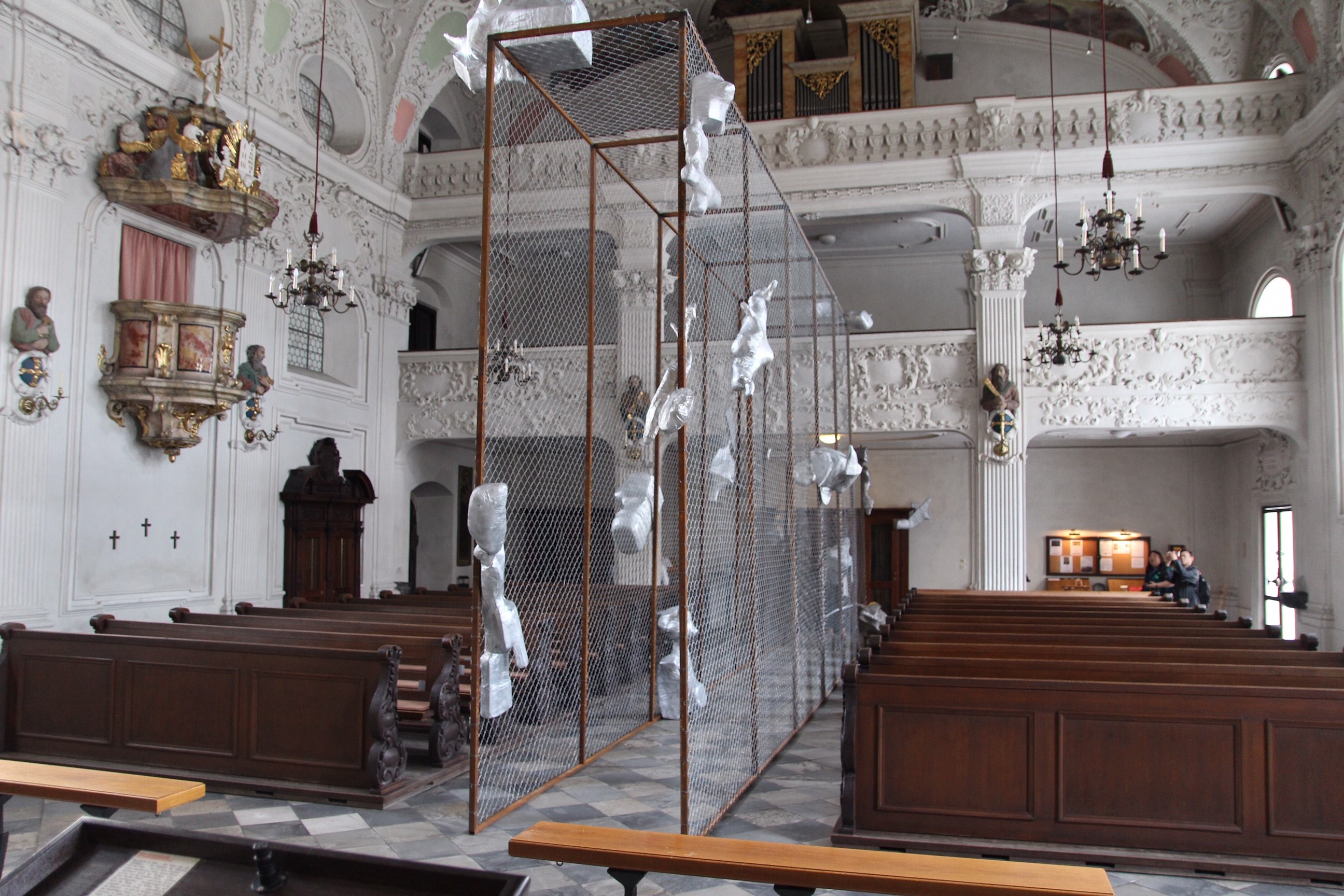 Ein Kunstwerk holt das aktuelle weltpolitische Geschehen nach Innsbruck: Bis Ende September sind vor und in der Innsbrucker Spitalskirche Objekte des Tiroler Künstlers Alois Schild zu sehen. Die Kunstinstallation ist eine Anspielung auf den von US-Präsident Donald Trump in Auftrag gegebenen Mauerbau an der Grenze zu Mexiko und macht einerseits die Abschottungspolitik gegenüber Menschen auf der Flucht und die Radikalisierung der Gesellschaft zum Thema, hält zugleich aber die Hoffnung auf die Überwindung von Spaltung und Ausgrenzung aufrecht. 

Auf den Mauerbau, der in den Köpfen vieler Menschen auch in Europa vor sich gehe, weist Bürgermeister Georg Willi hin. „Wir übersehen dabei, wie sehr dieser neue Mauerbau an den Grundsätzen der Demokratie, an der Europäischen Friedensordnung und an den Menschenrechten rüttelt“, so Willi: „Diese Mauern trennen, sie spalten uns aber auch im Inneren und wir verlernen, Brücken zu bauen und aufeinander zuzugehen.“ Neben der Kunst sei es immer wieder auch die Kirche, die daran erinnere, „Brücken und nicht Mauern zu bauen“, so der Bürgermeister. Mehr Informationen zur Ausstellung unter www.dibk.at/Meldungen/Von-der-Mauer-zum-Korridor