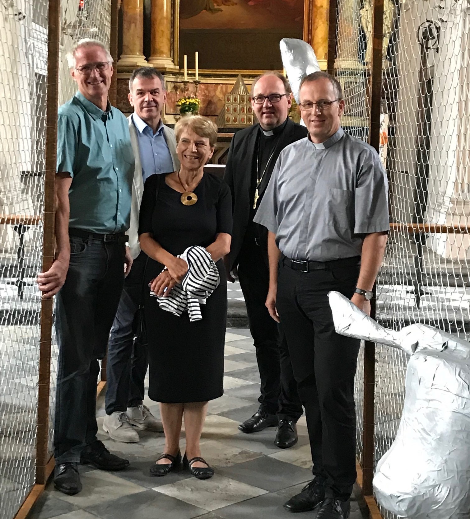 Ein Kunstwerk holt das aktuelle weltpolitische Geschehen nach Innsbruck: Bis Ende September sind vor und in der Innsbrucker Spitalskirche Objekte des Tiroler Künstlers Alois Schild zu sehen. Die Kunstinstallation ist eine Anspielung auf den von US-Präsident Donald Trump in Auftrag gegebenen Mauerbau an der Grenze zu Mexiko und macht einerseits die Abschottungspolitik gegenüber Menschen auf der Flucht und die Radikalisierung der Gesellschaft zum Thema, hält zugleich aber die Hoffnung auf die Überwindung von Spaltung und Ausgrenzung aufrecht. 

Auf den Mauerbau, der in den Köpfen vieler Menschen auch in Europa vor sich gehe, weist Bürgermeister Georg Willi hin. „Wir übersehen dabei, wie sehr dieser neue Mauerbau an den Grundsätzen der Demokratie, an der Europäischen Friedensordnung und an den Menschenrechten rüttelt“, so Willi: „Diese Mauern trennen, sie spalten uns aber auch im Inneren und wir verlernen, Brücken zu bauen und aufeinander zuzugehen.“ Neben der Kunst sei es immer wieder auch die Kirche, die daran erinnere, „Brücken und nicht Mauern zu bauen“, so der Bürgermeister. Mehr Informationen zur Ausstellung unter www.dibk.at/Meldungen/Von-der-Mauer-zum-Korridor