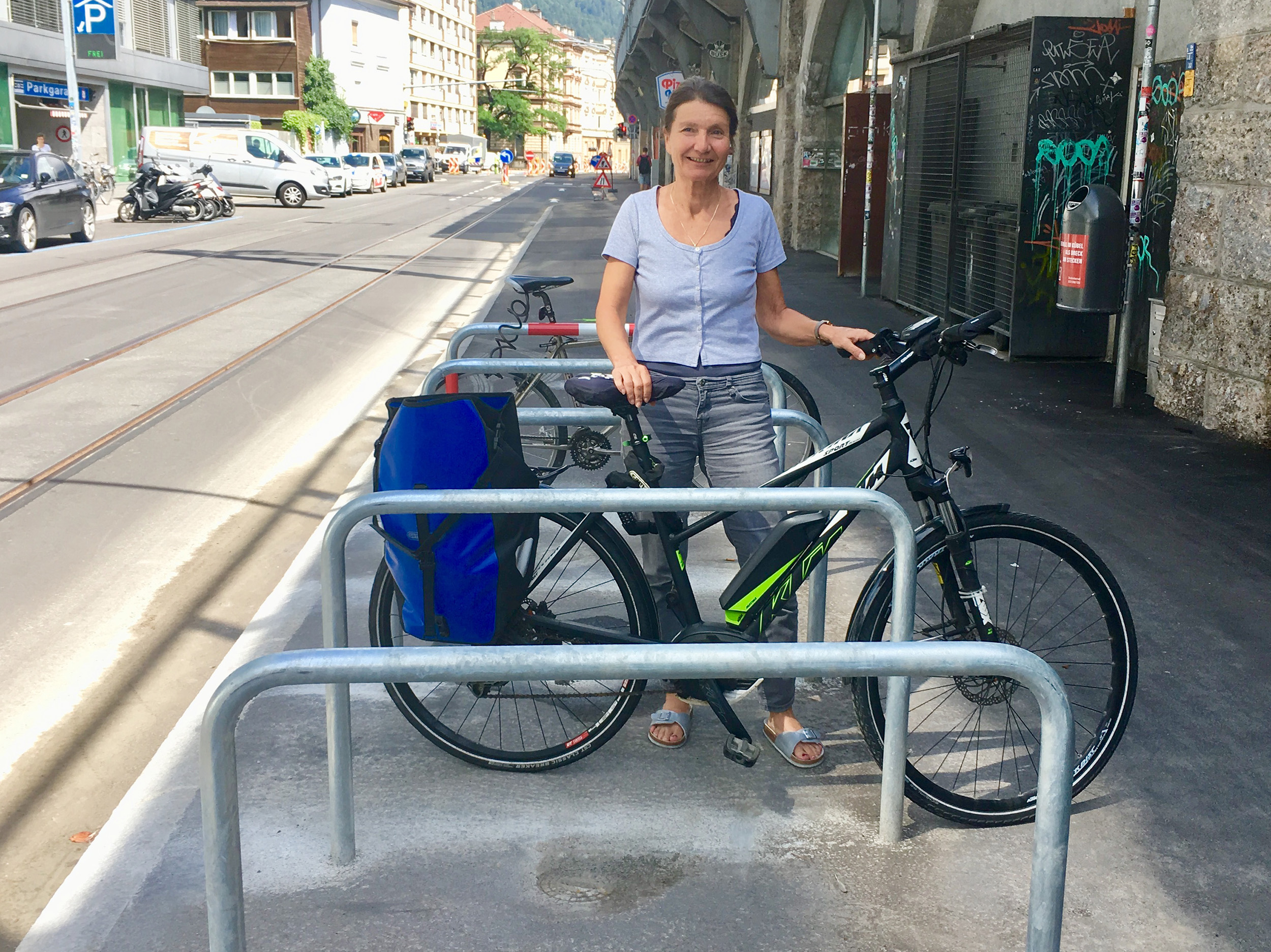 Stadträtin Uschi Schwarzl freut sich über die neuen Radabstellmöglichkeiten.