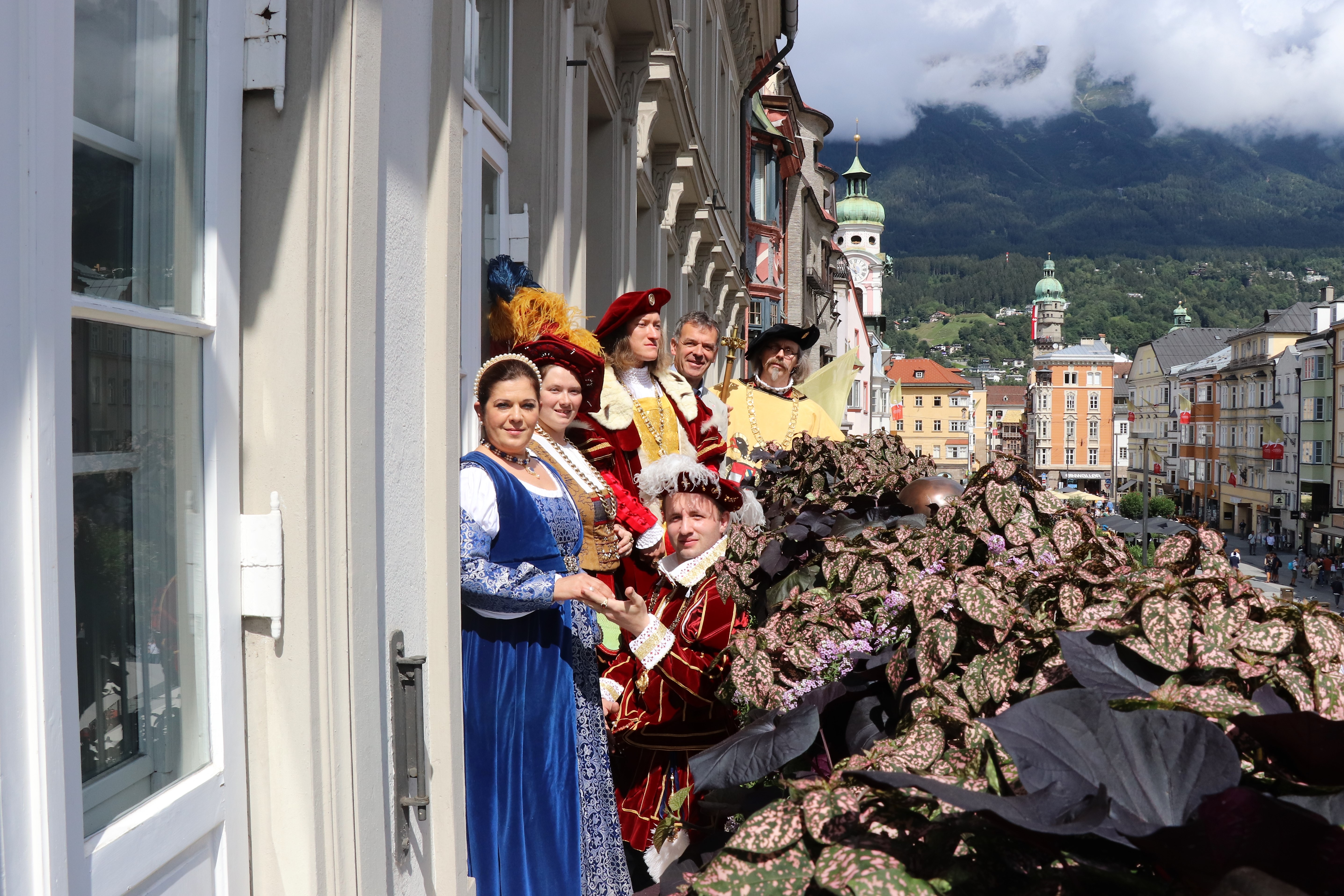 Das Renaissancefest in Schloss Ambras am 15. August zieht jedes Jahr viele Besucherinnen nach Innsbruck, manche davon in historischen Kostümen. Eine festlich gewandete Gruppe rund um den als Kaiser Maximilian I. gekleideten Alexander Oswald aus Neuburg folgten am Freitag einer Einladung des Bürgermeisters. Die Besucherinnen zeigten sich beeindruckt vom Ausblick auf Innsbruck, sowohl vom Balkon des Rathauses,  als auch vom Goldenen Dachl und wurden ihrerseits auf ihrem Weg in Innsbrucks historische Altstadt bestaunt.
