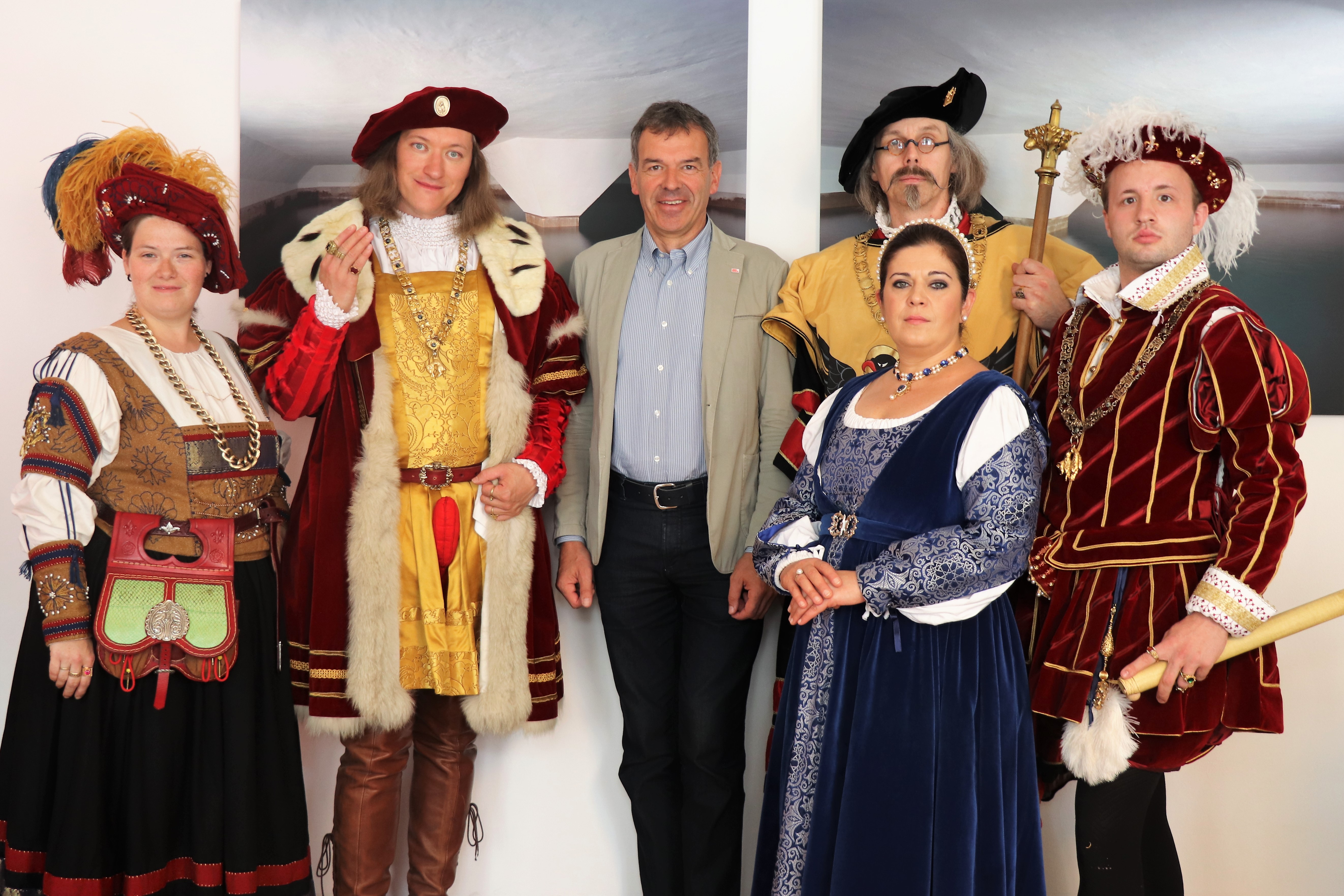 Das Renaissancefest in Schloss Ambras am 15. August zieht jedes Jahr viele Besucherinnen nach Innsbruck, manche davon in historischen Kostümen. Eine festlich gewandete Gruppe rund um den als Kaiser Maximilian I. gekleideten Alexander Oswald aus Neuburg folgten am Freitag einer Einladung des Bürgermeisters. Die Besucherinnen zeigten sich beeindruckt vom Ausblick auf Innsbruck, sowohl vom Balkon des Rathauses,  als auch vom Goldenen Dachl und wurden ihrerseits auf ihrem Weg in Innsbrucks historische Altstadt bestaunt.