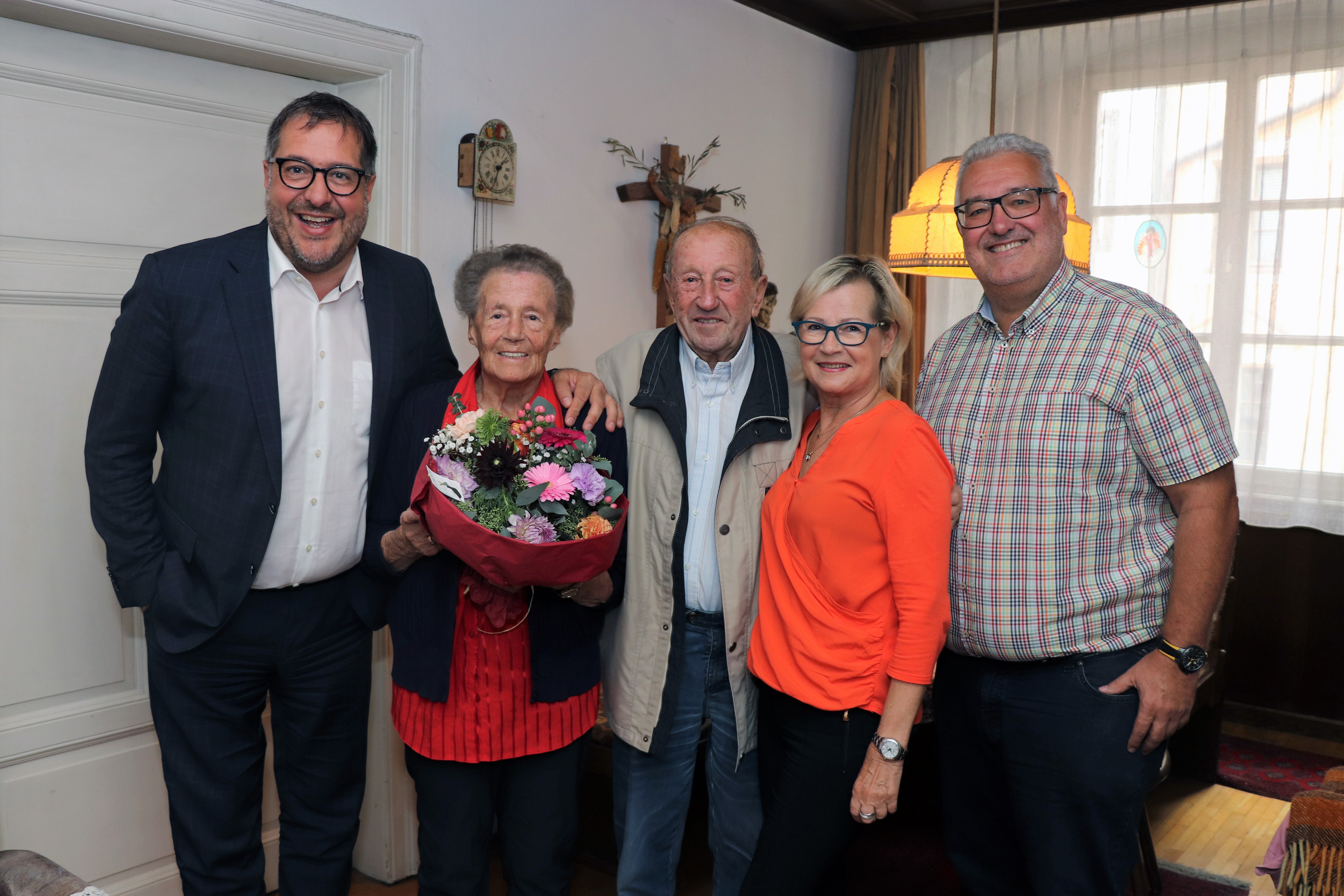 Vizebürgermeister Franz X. Gruber (l.), die Tochter des Ehepaares, Sigrid Volk (2. v. r.), und ihr Mann Klaus (r.) ließen das „Eiserne Ehepaar“ Adele und Helmuth Amann hochleben.