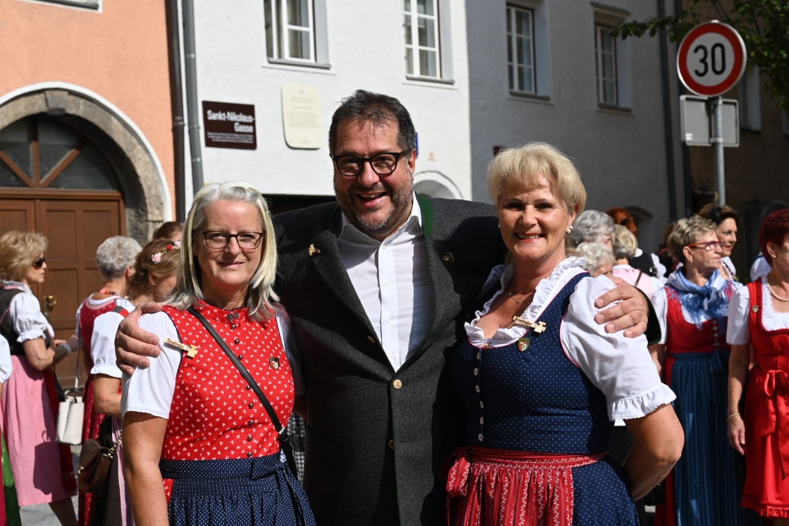 Nach einem herzlichen Empfang der Teilnehmerinnen des 17. Dirndltreffen durch Vizebürgermeister Franz X. Gruber ging es weiter zum Waltherpark, wo die Damen von der Faschingsgilde St. Nikolaus mit einem Gläschen Prosecco überrascht wurden. Bei einem Grillbuffet wurde am Nachmittag bei ausgelassener Stimmung gefeiert, gelacht und getanzt. Die netten Eindrücke dieses  ganz besonderen Festes werden den 60 Dirndl-Trägerinnen wohl noch lange in guter Erinnerung bleiben. JS