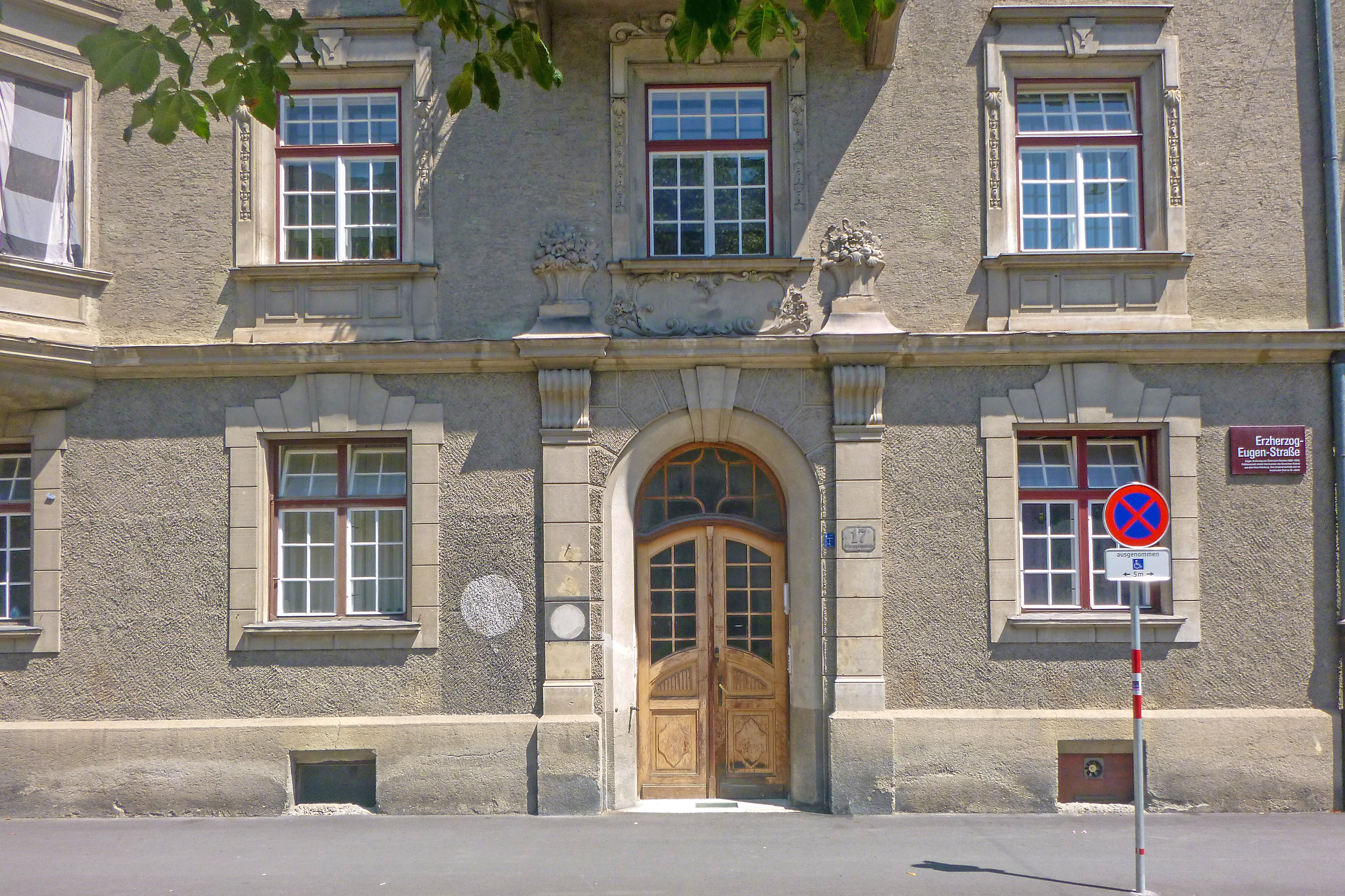 Weiße Kreise in einem schwarzen Rechteck, wie hier in der Erzherzog-Eugen-Straße 17, erinnern noch heute an die öffentlichen Luftschutzräume während des Zweiten Weltkrieges.