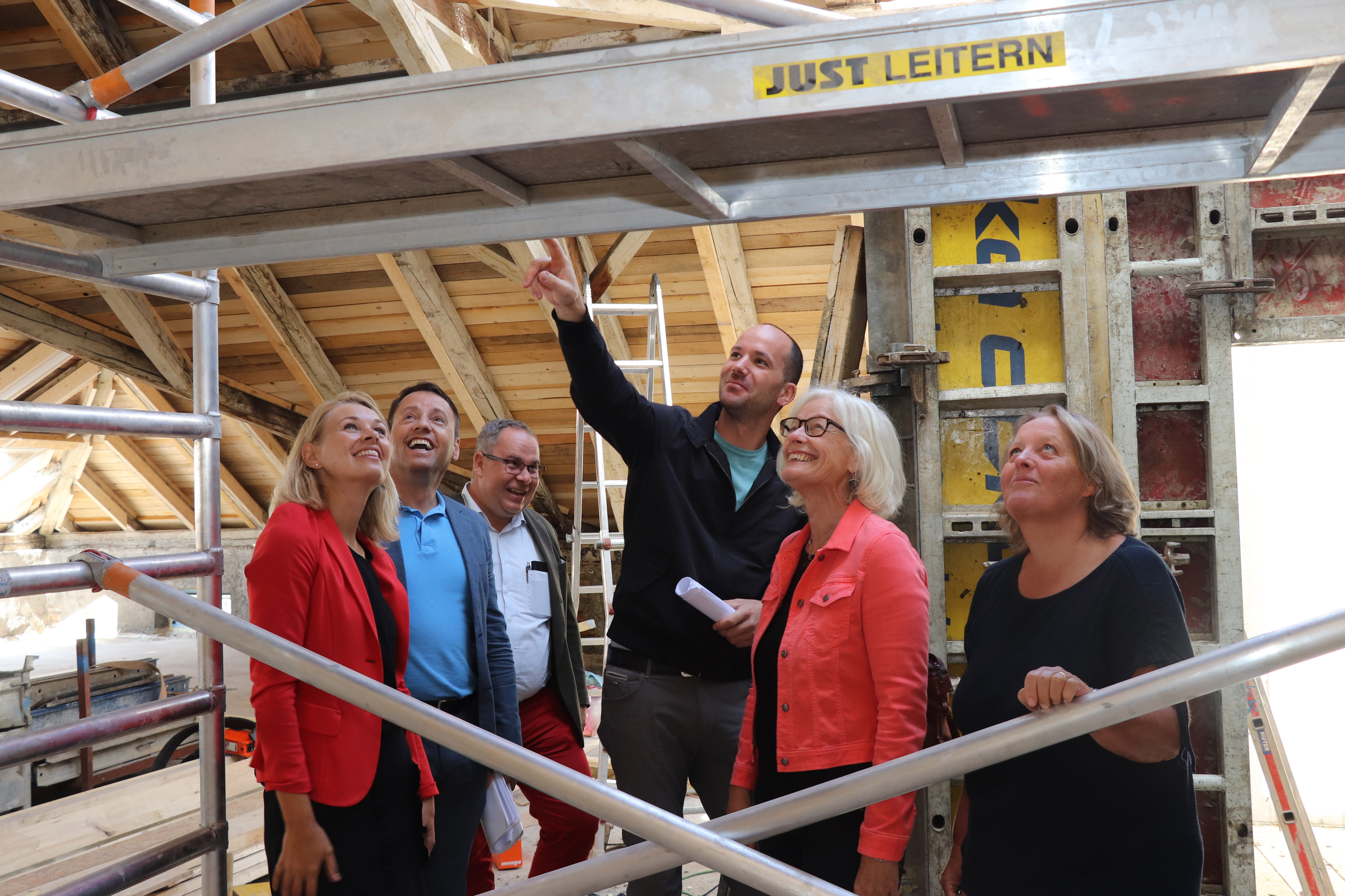 Informierten über den Fortschritt des Baus und das neue Schulkonzept (v.l.): Stadträtin Elisabeth Mayr, Franz Danler (Geschäftsführer IIG), Walter Aistleitner (Projektleiter IIG), Michael Pinzger (stellvertretender Bereichsleiter Bau IIG), sowie die beiden Schulleiterinnen Hildegund Cernin (NMS Leopoldstraße) und Gerlinde Wright (VS Altwilten).