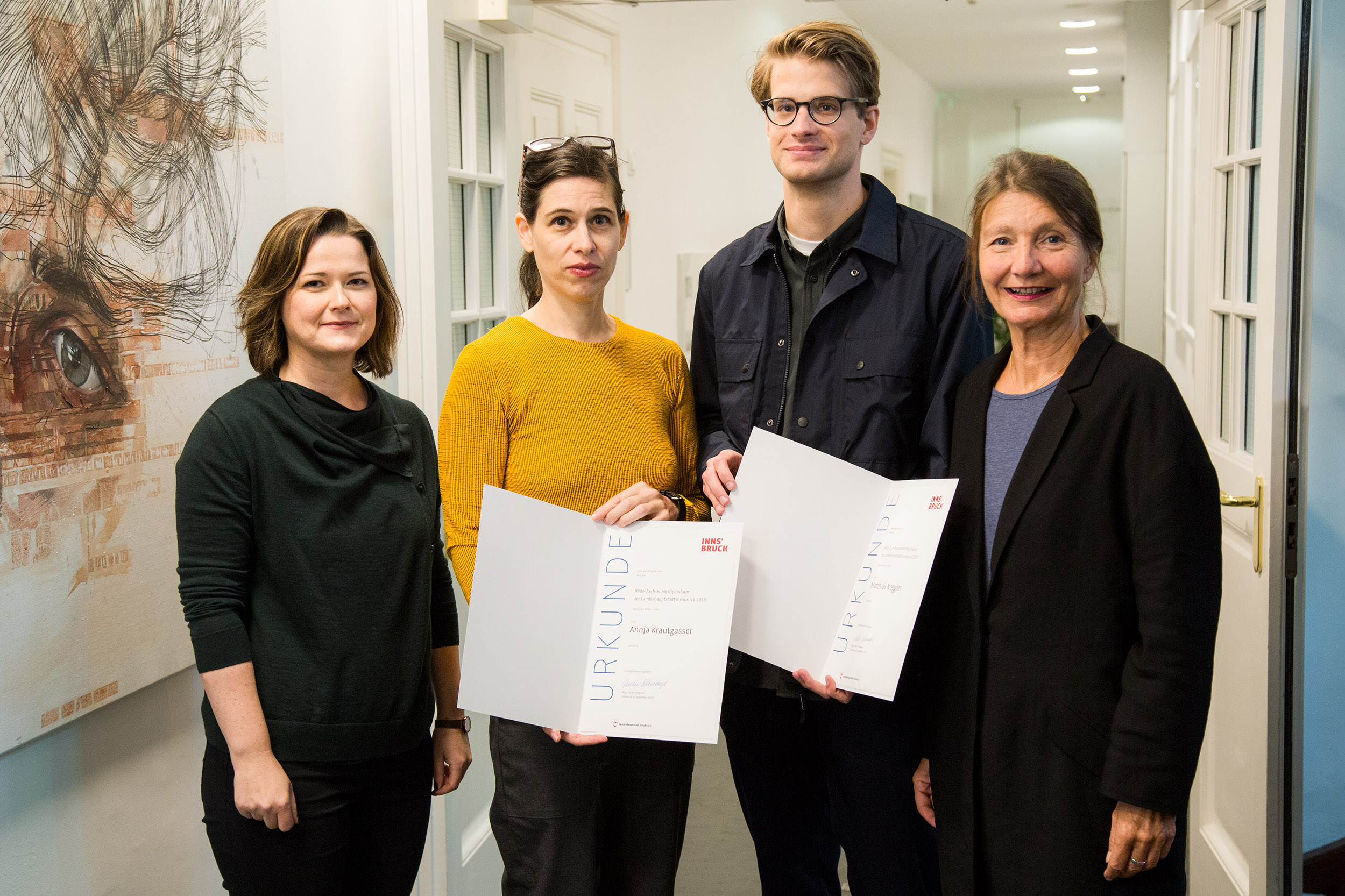 Die PreisträgerInnen der Hilde-Zach-Kunststipendien 2019 stehen fest: Annja Krautgasser und Matthias Noggler freuen sich über die Auszeichnung – im Bild mit Kulturstadträtin Uschi Schwarzl (re.) und Natalie Pedevilla (li., Referat Bildende Kunst und Kulturprojekte).