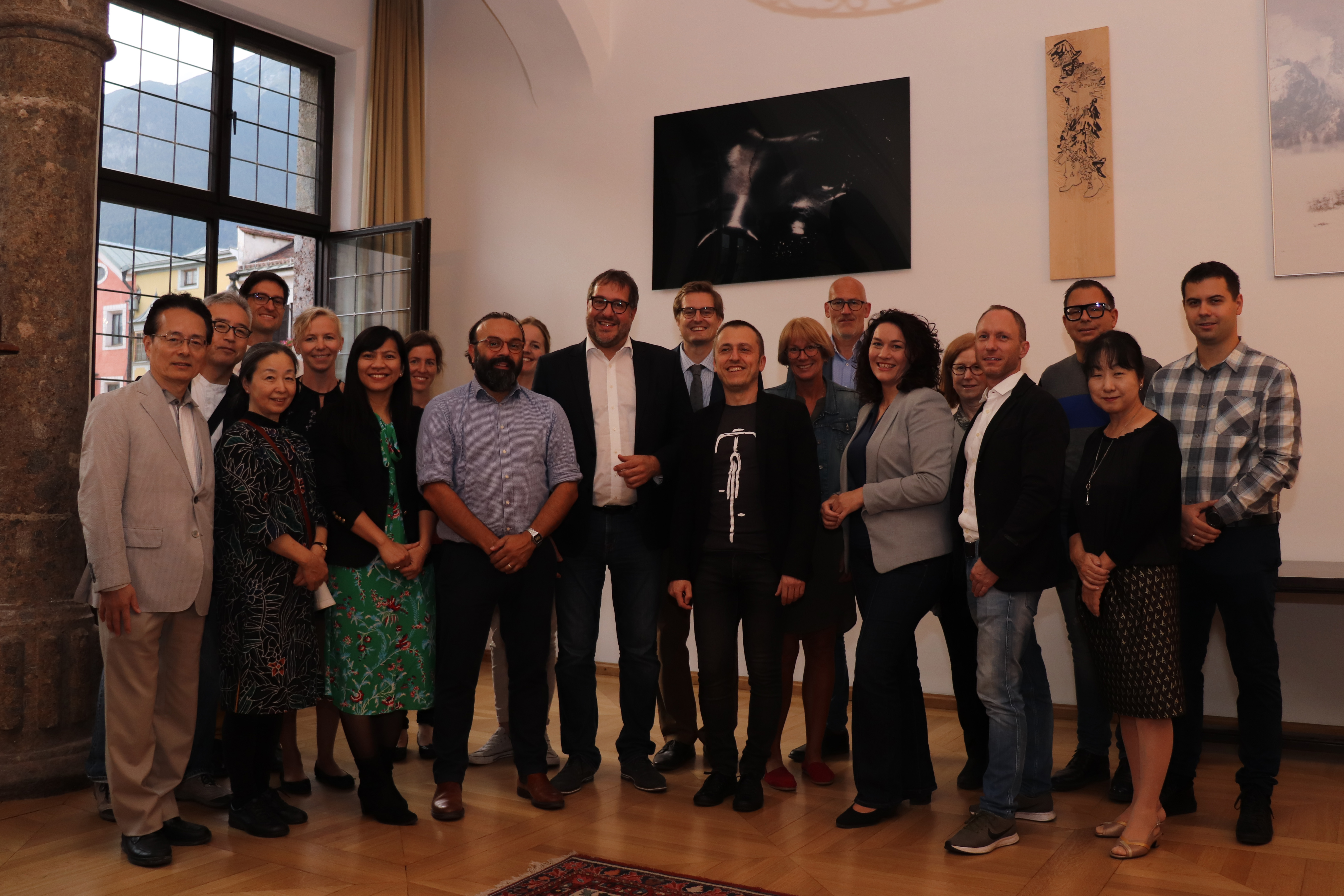 Vizebürgermeister Franz X. Gruber (M.) hieß die beiden Gründer der "Alliance for Innovators and Researchers in Tourism and Hospitality" (AIRTH) Florian J. Zach (10. v. r.) und Dejan Krizaj (9. v. r.) sowie LH-Stellvertreterin Ingrid Felipe (6. v. r.) und Organisatorin Elisabeth Happ (5. v. l.) zusammen mit den KonferenzteilnehmerInnen herzlich willkommen.