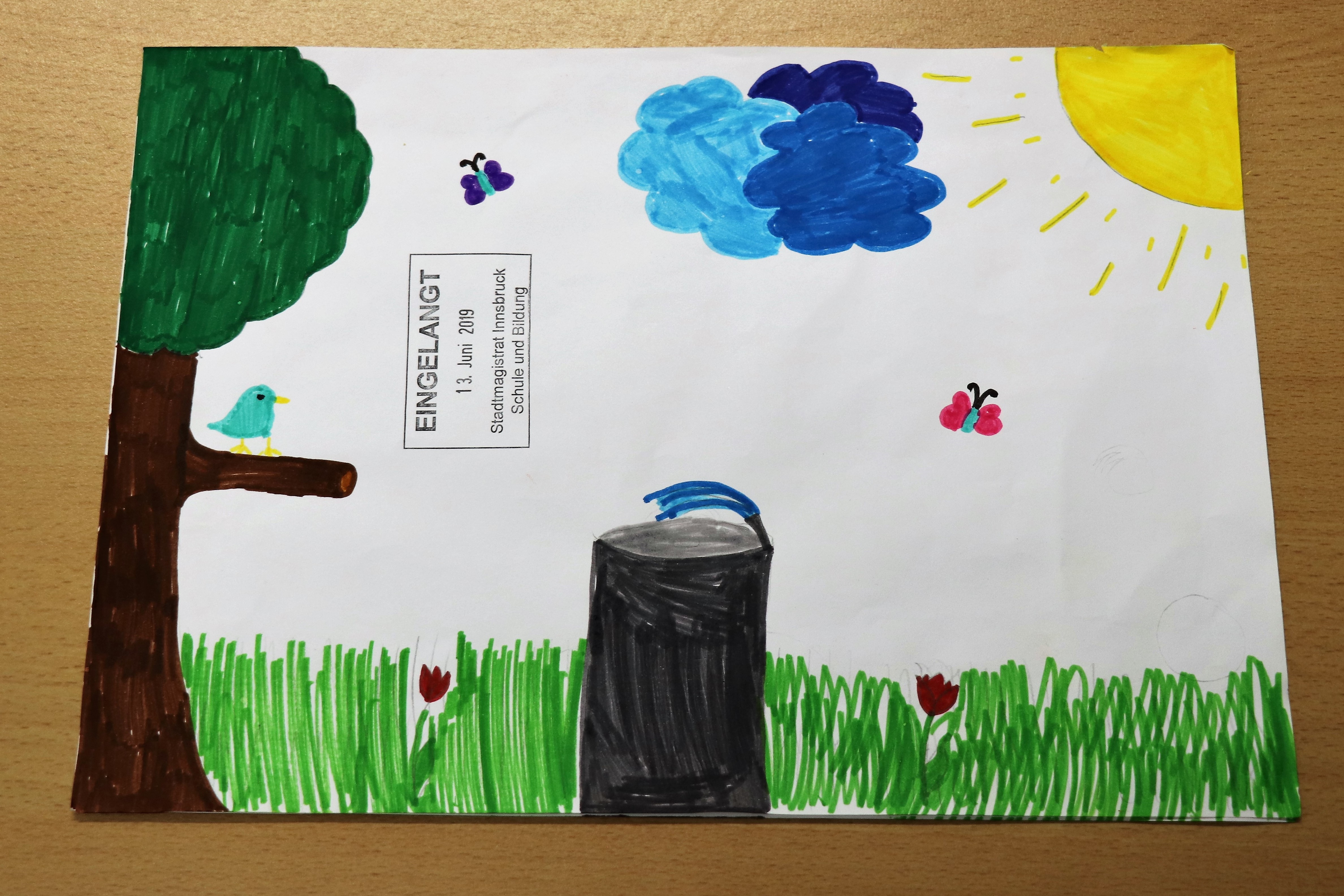 Gerade rechtzeitig zum Schulanfang wurde den Kindern der "Raben"-Klasse der Volksschule Innere Stadt der Wunsch nach einem Trinkbrunnen im Schulhof erfüllt. Bürgermeister Georg Willi, Bildungsstadträtin Elisabeth Mayr und der Vorstandsdirektor der Innsbrucker Kommunalbetriebe AG Helmuth Müller waren aus diesem Anlass eigens am ersten Schultag angerückt um den Brunnen an die strahlenden Volksschulkinder zu übergeben. In Zukunft ist damit auch in den Pausen am Schulhof gut für durstige Kinderkehlen gesorgt.