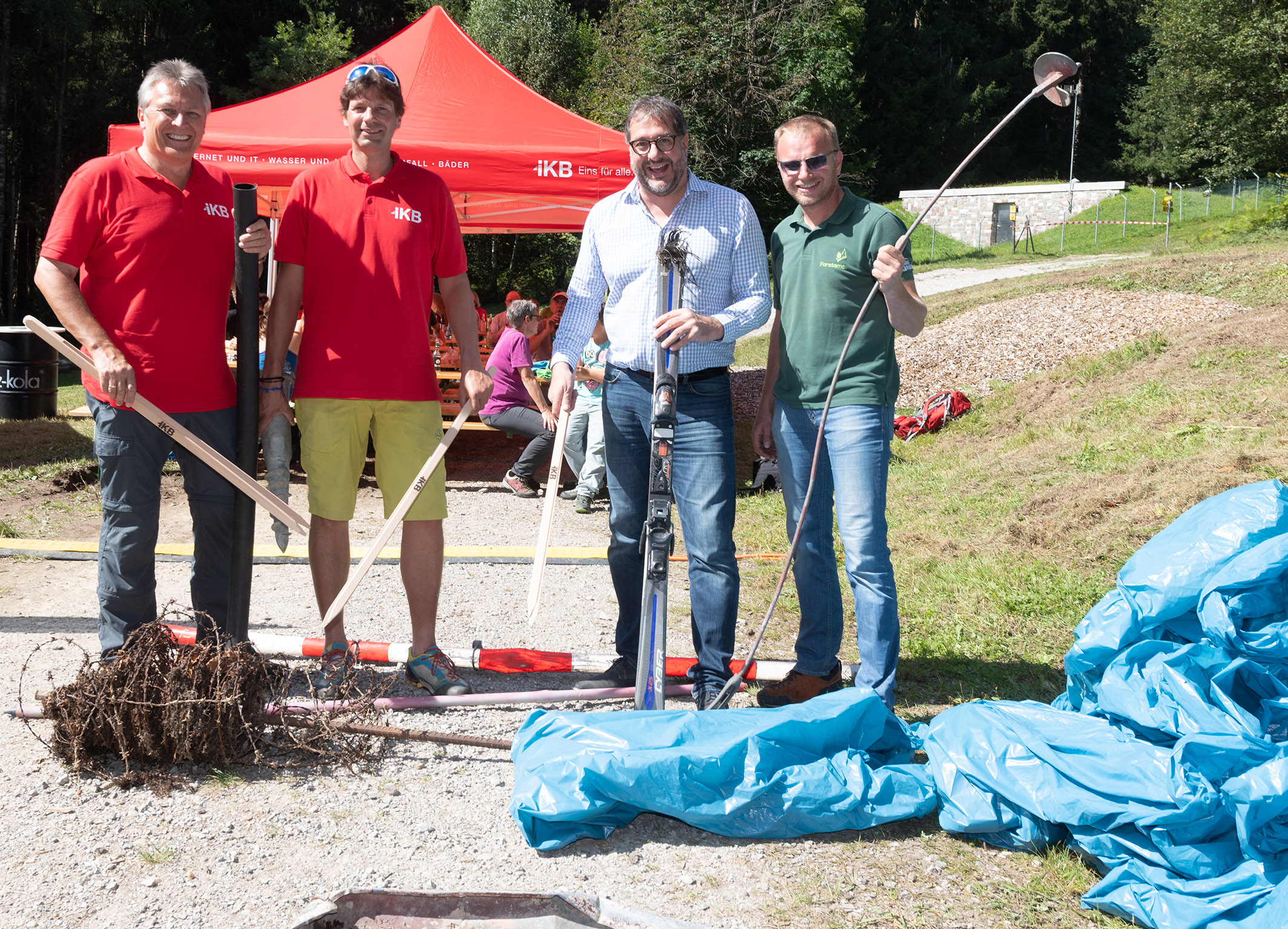 Reinhard Oberguggenberger, Andreas Schaber (beide IKB), Vizebürgermeister Franz X. Gruber sowie Albuin Neuner (Forstamt; v. l.) beim Bergputz auf der Nordkette.