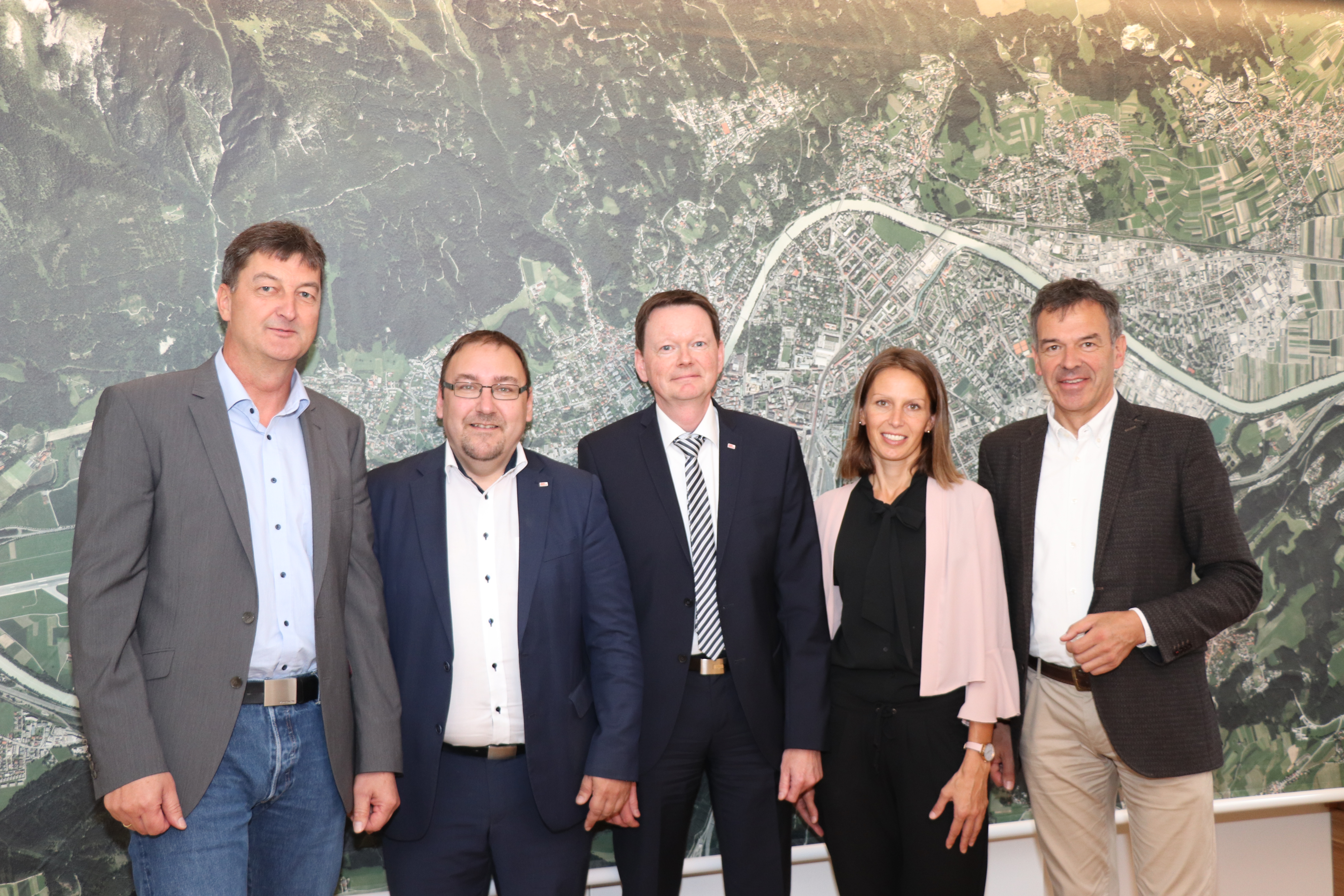 Kompetentes Bürgerservice in baulichen Angelegenheiten: Bürgermeister Georg Willi (rechts) mit Baudirektor Robert Schöpf (Mitte) und den MitarbeiterInnen der städtischen Bauabteilung (v.l.): Koordinator Gerhard Schranz (Hochbau, Brandschutz und Bauphysik), Christian Rath (Amt Bau-, Wasser-, Gewerbe- und Straßenrecht) und Astrid Hofer (Baurecht).